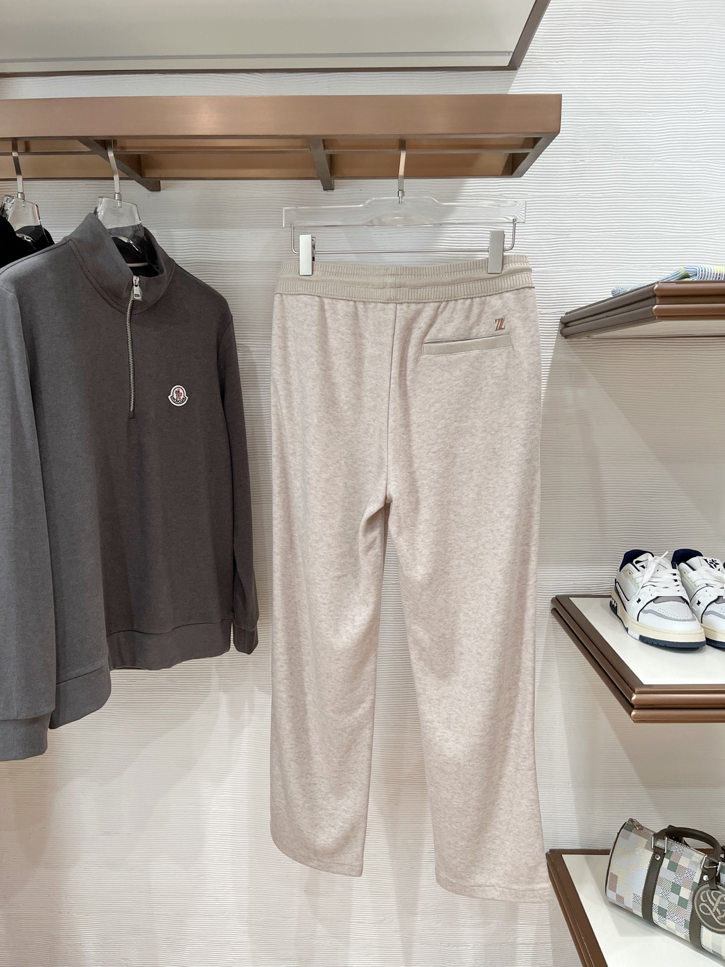 。Zz杰尼*亚🔥秋冬新款男士直筒运动裤，羊绒羊毛混纺面料、三标齐、松紧腰抽绳、两侧拉链口袋设计，合体的裁