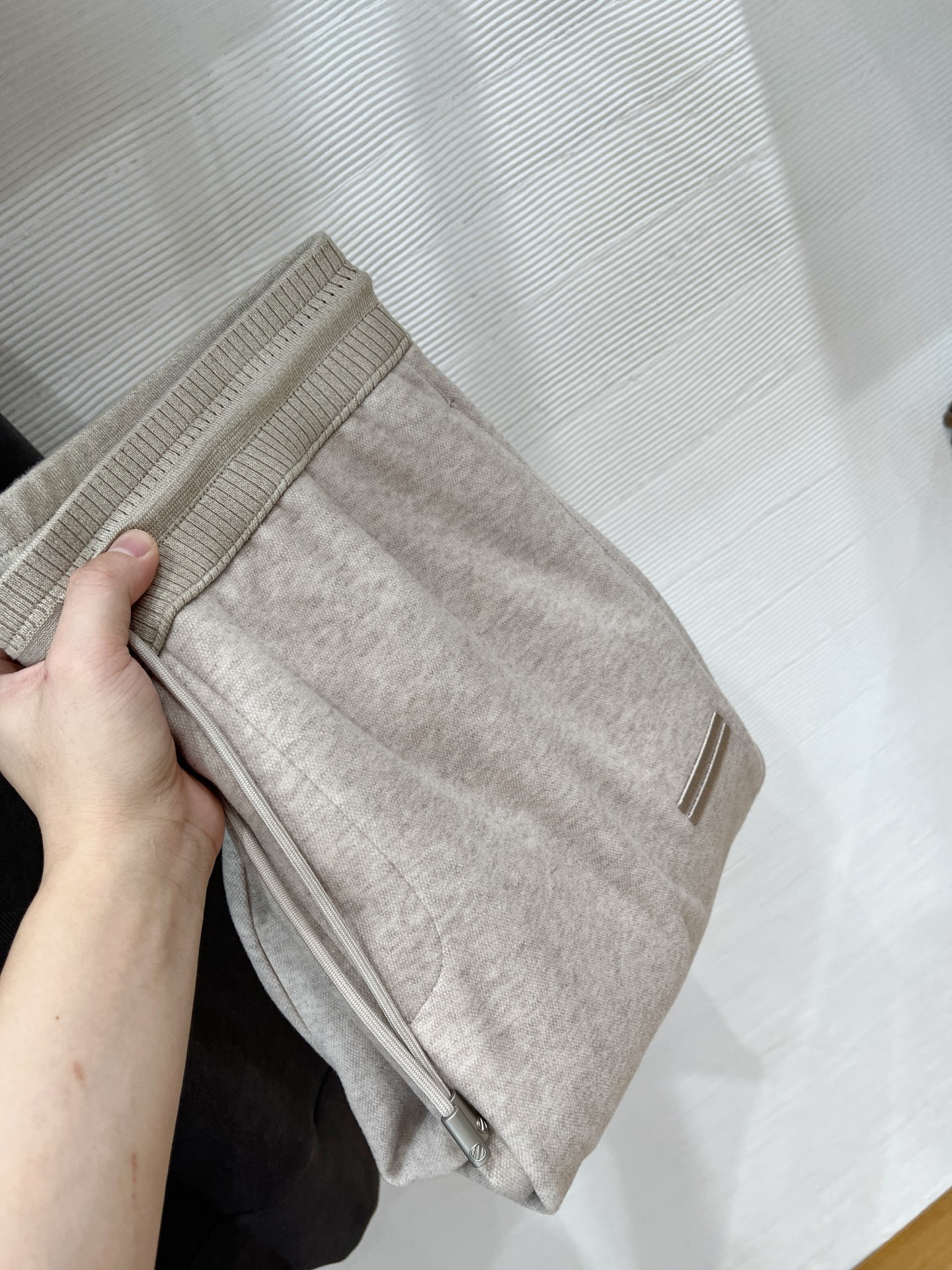 。Zz杰尼*亚🔥秋冬新款男士直筒运动裤，羊绒羊毛混纺面料、三标齐、松紧腰抽绳、两侧拉链口袋设计，合体的裁