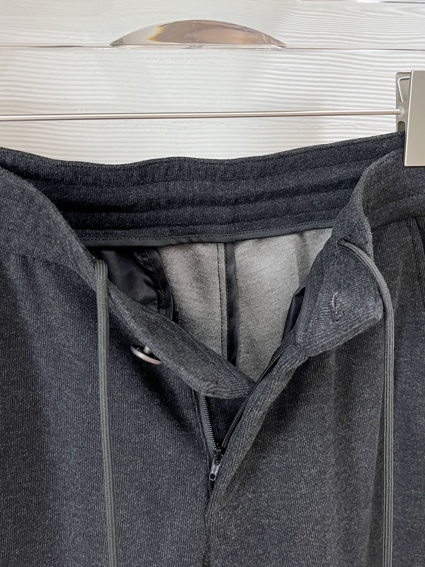 。Zz杰尼*亚🔥秋冬新款男士直筒运动裤，羊绒羊毛混纺面料、三标齐、松紧腰抽绳、两侧拉链口袋设计，合体的裁