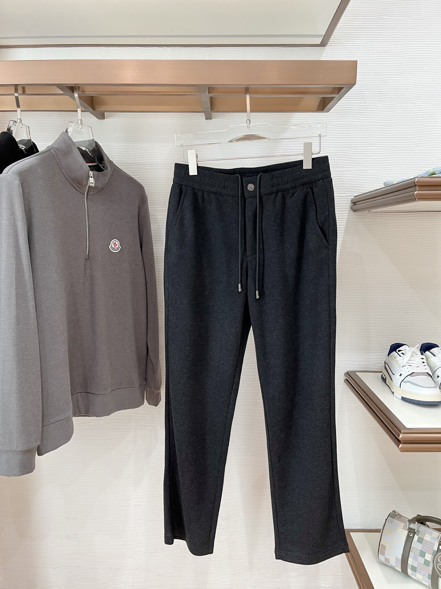 。Zz杰尼*亚🔥秋冬新款男士直筒运动裤，羊绒羊毛混纺面料、三标齐、松紧腰抽绳、两侧拉链口袋设计，合体的裁