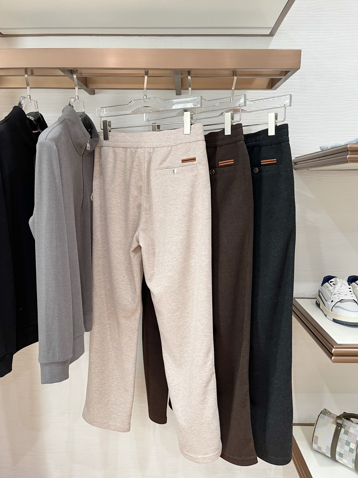 。Zz杰尼*亚🔥秋冬新款男士直筒运动裤，羊绒羊毛混纺面料、三标齐、松紧腰抽绳、两侧拉链口袋设计，合体的裁