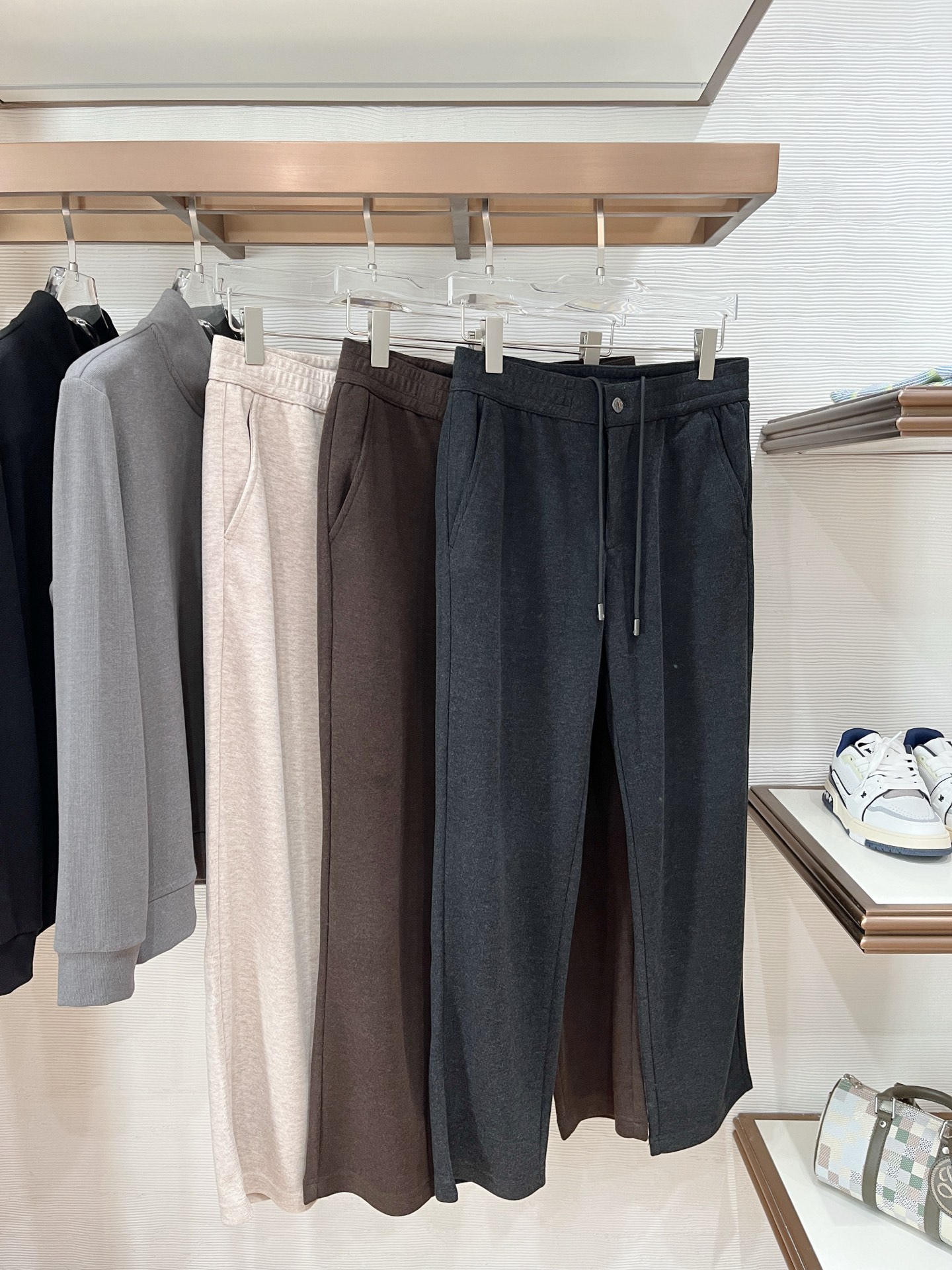 。Zz杰尼*亚🔥秋冬新款男士直筒运动裤，羊绒羊毛混纺面料、三标齐、松紧腰抽绳、两侧拉链口袋设计，合体的裁