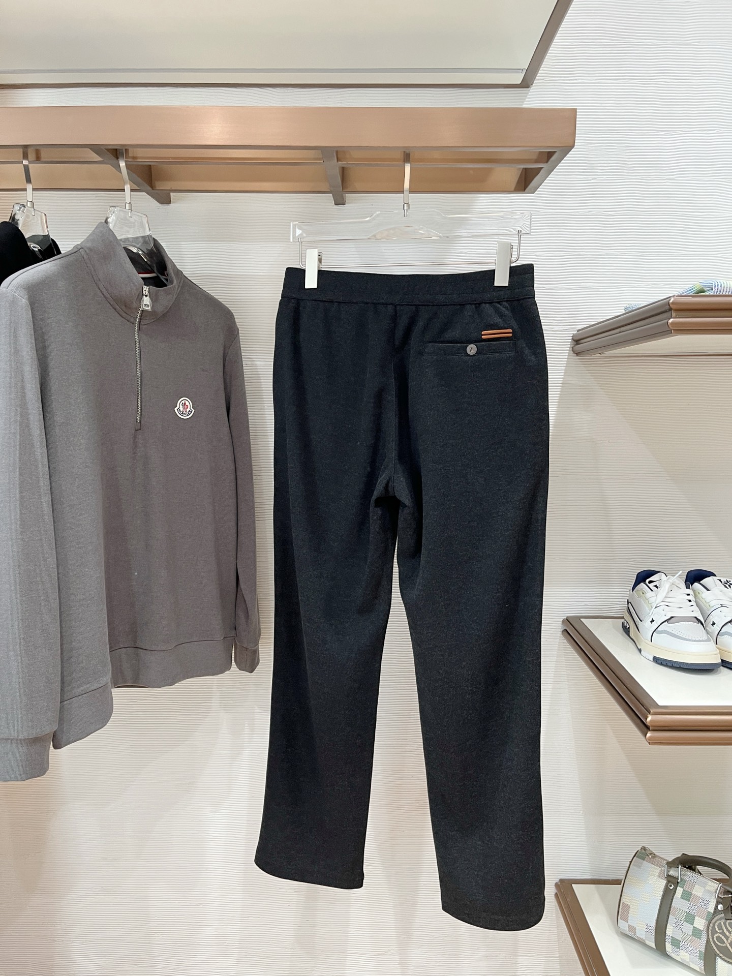 。Zz杰尼*亚🔥秋冬新款男士直筒运动裤，羊绒羊毛混纺面料、三标齐、松紧腰抽绳、两侧拉链口袋设计，合体的裁