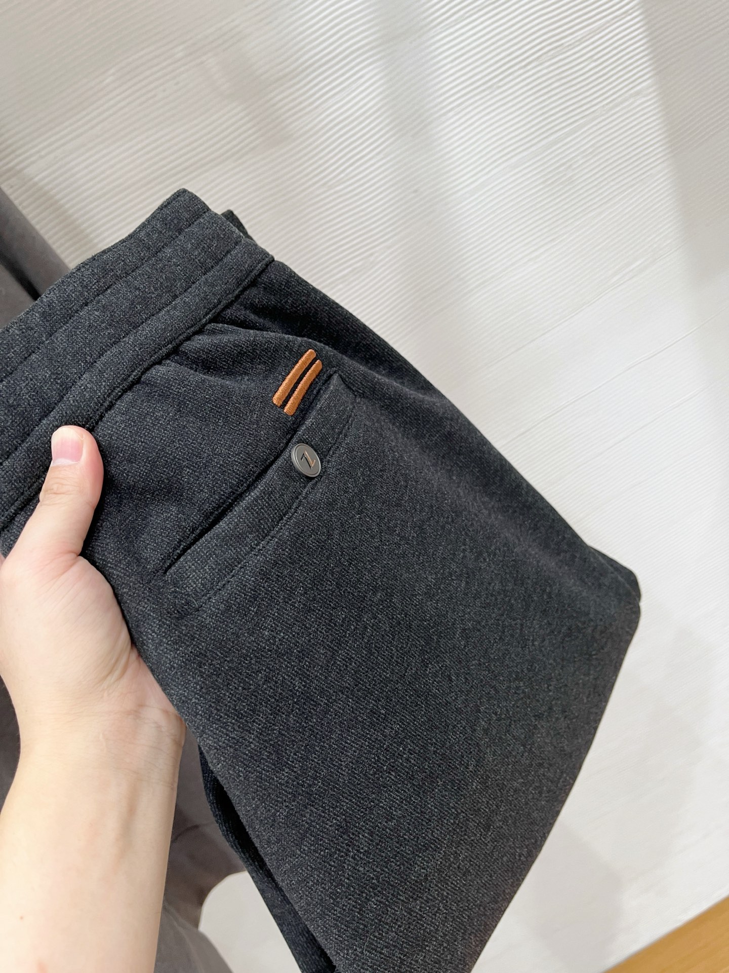 。Zz杰尼*亚🔥秋冬新款男士直筒运动裤，羊绒羊毛混纺面料、三标齐、松紧腰抽绳、两侧拉链口袋设计，合体的裁