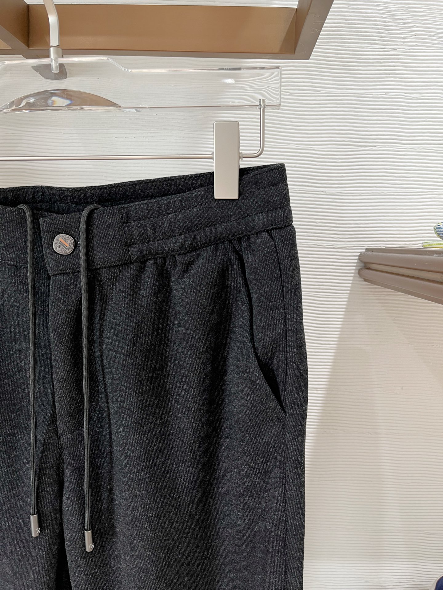 。Zz杰尼*亚🔥秋冬新款男士直筒运动裤，羊绒羊毛混纺面料、三标齐、松紧腰抽绳、两侧拉链口袋设计，合体的裁