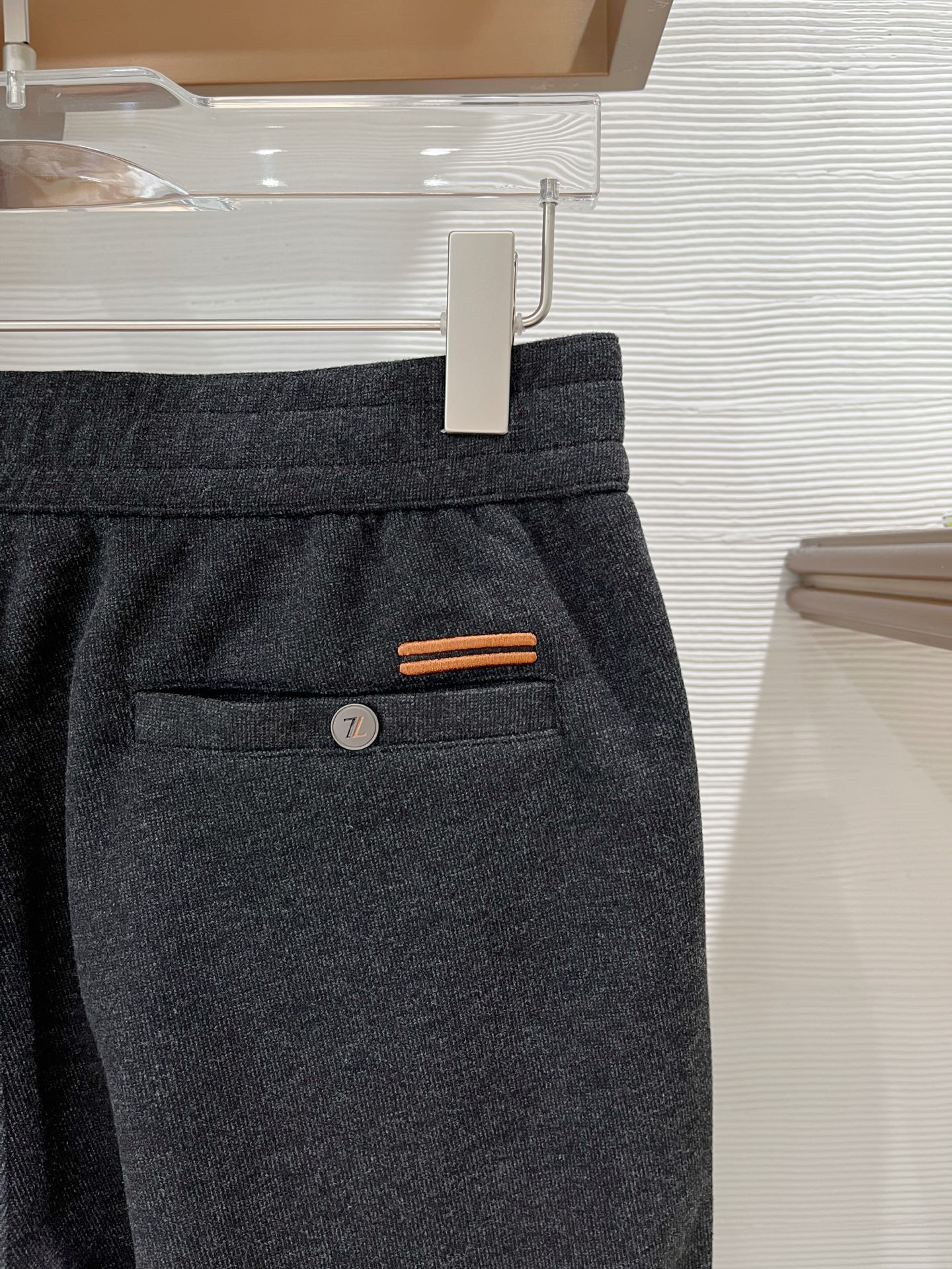 。Zz杰尼*亚🔥秋冬新款男士直筒运动裤，羊绒羊毛混纺面料、三标齐、松紧腰抽绳、两侧拉链口袋设计，合体的裁