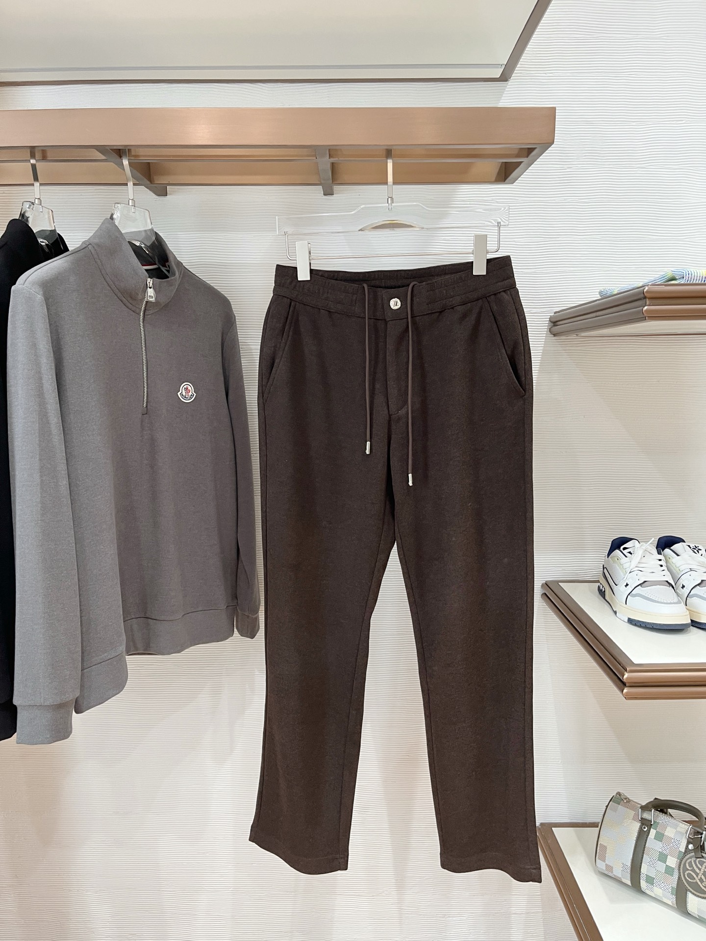 。Zz杰尼*亚🔥秋冬新款男士直筒运动裤，羊绒羊毛混纺面料、三标齐、松紧腰抽绳、两侧拉链口袋设计，合体的裁