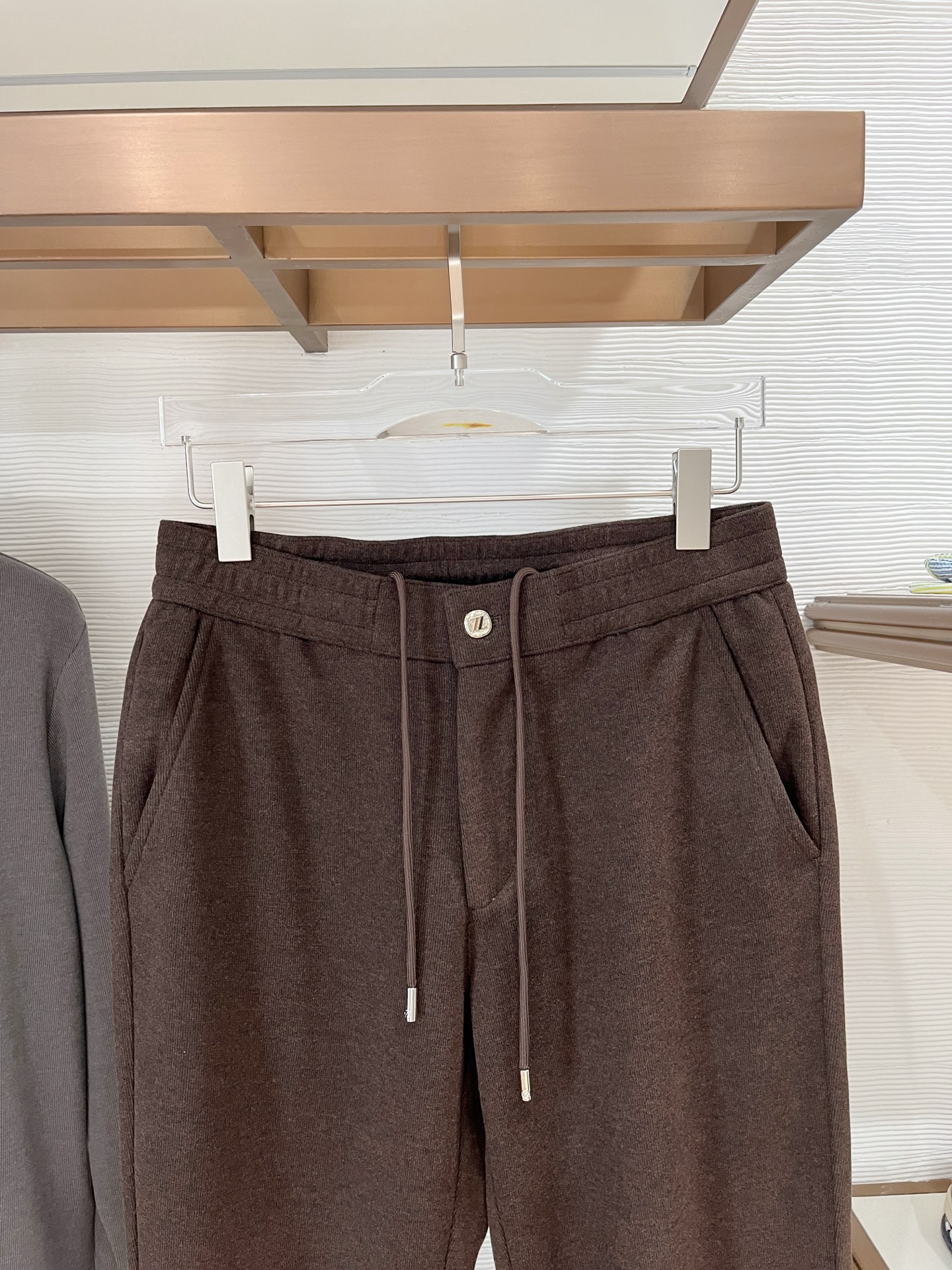 。Zz杰尼*亚🔥秋冬新款男士直筒运动裤，羊绒羊毛混纺面料、三标齐、松紧腰抽绳、两侧拉链口袋设计，合体的裁