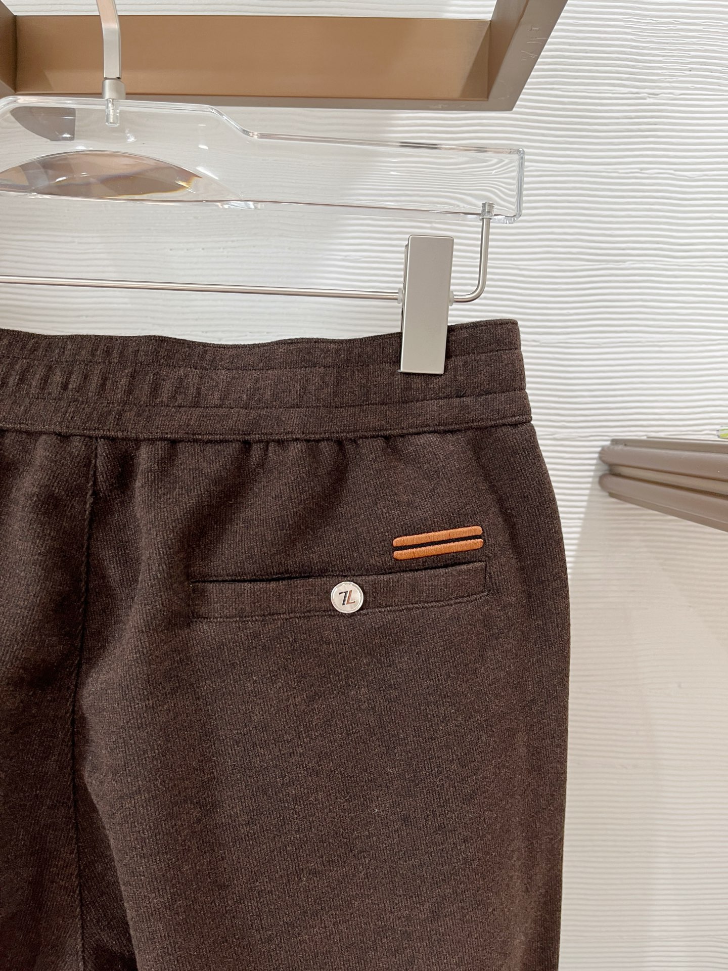 。Zz杰尼*亚🔥秋冬新款男士直筒运动裤，羊绒羊毛混纺面料、三标齐、松紧腰抽绳、两侧拉链口袋设计，合体的裁