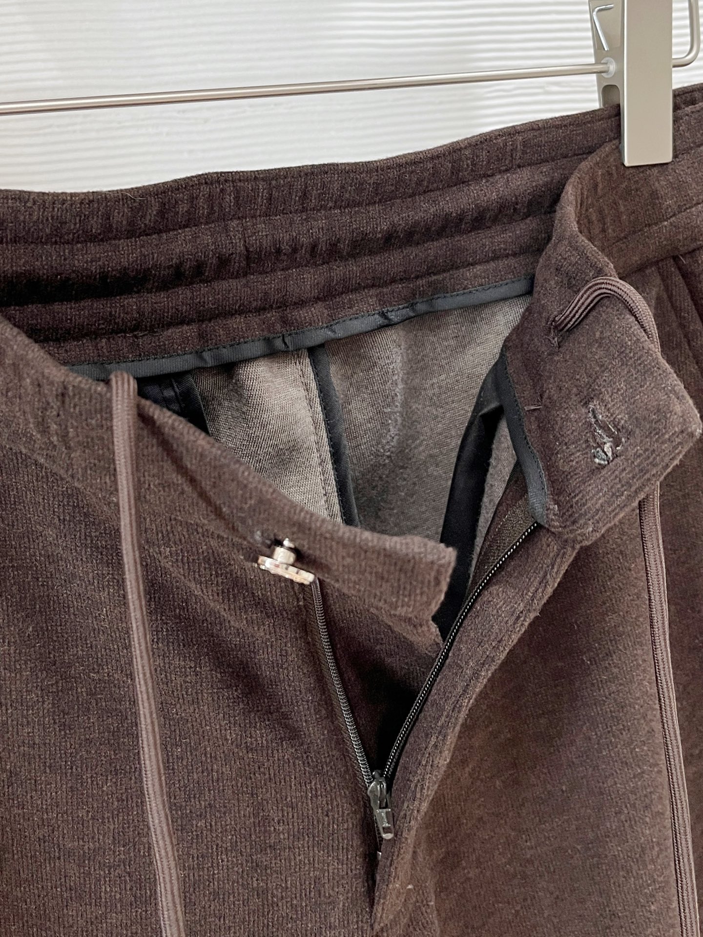 。Zz杰尼*亚🔥秋冬新款男士直筒运动裤，羊绒羊毛混纺面料、三标齐、松紧腰抽绳、两侧拉链口袋设计，合体的裁