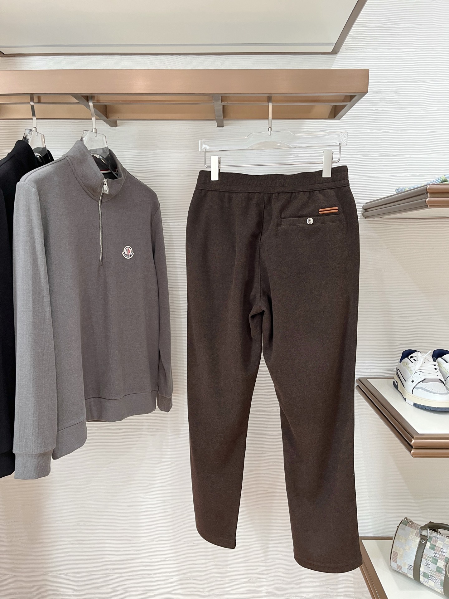 。Zz杰尼*亚🔥秋冬新款男士直筒运动裤，羊绒羊毛混纺面料、三标齐、松紧腰抽绳、两侧拉链口袋设计，合体的裁