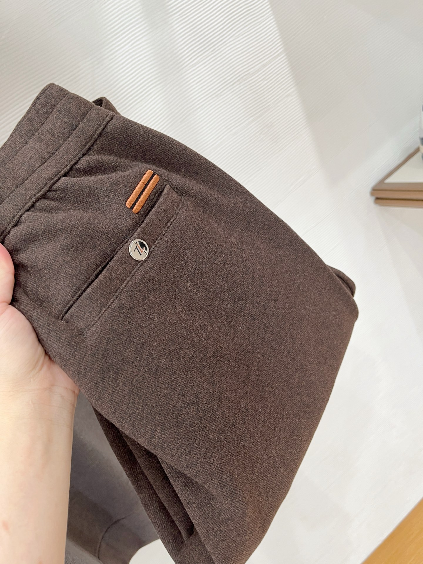 。Zz杰尼*亚🔥秋冬新款男士直筒运动裤，羊绒羊毛混纺面料、三标齐、松紧腰抽绳、两侧拉链口袋设计，合体的裁