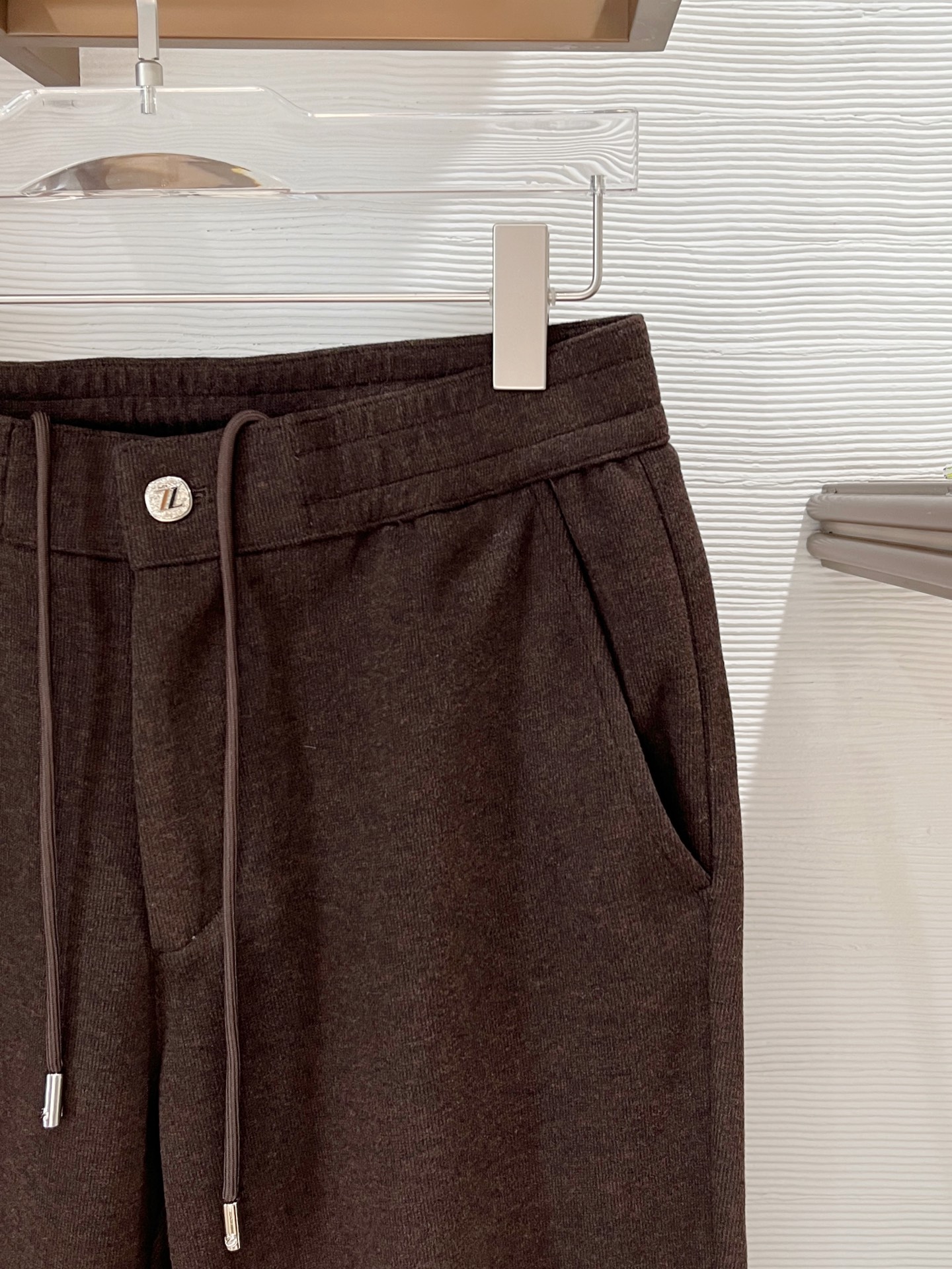 。Zz杰尼*亚🔥秋冬新款男士直筒运动裤，羊绒羊毛混纺面料、三标齐、松紧腰抽绳、两侧拉链口袋设计，合体的裁