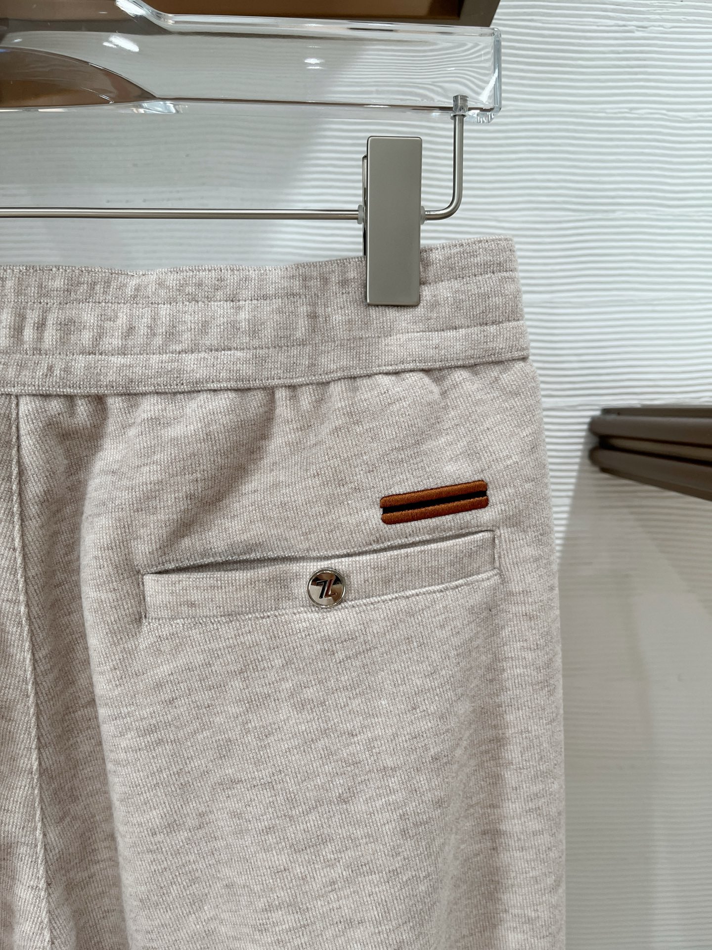 。Zz杰尼*亚🔥秋冬新款男士直筒运动裤，羊绒羊毛混纺面料、三标齐、松紧腰抽绳、两侧拉链口袋设计，合体的裁