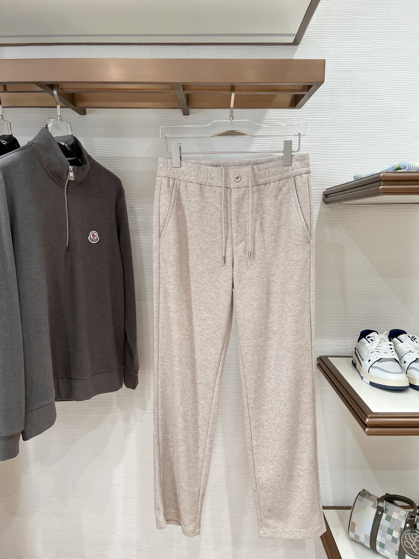 NO:537135,ZzJinia autumn and winter new men's straight sports pants, cashmere wool blend fabric, three-standard, elastic waist drawstring, and zippered pocket design on both sides. Combined cutting, neat car line, impeccable details (the essential items in the market are absolutely the highest version of the market) classic and versatile. At the same time, the upper body has a sense of slackness, comfortable and breathable. It also reflects high-end texture and full-quality orders while keeping warm. Colors: black, brown. Khaki. Number M-3XL (48~56) is on sale in stock., zegna, alexander wang19860909Zz杰尼*亚秋冬新款男士直筒运动裤,羊绒羊毛混纺面料、三标齐、松紧腰抽绳、两侧拉链口袋设计,合体的裁剪、车线工整、细节无可挑剔（人手必备单品绝对市场最高版本）经典百搭 同时上身有总随意的松弛感,舒适透气 保暖的同时体现高档质感、全品相的订单,颜色 黑色、棕色.卡其.码数M-3XL（48～56）现货发售.,,zegna,alexander wang,Men's clothing