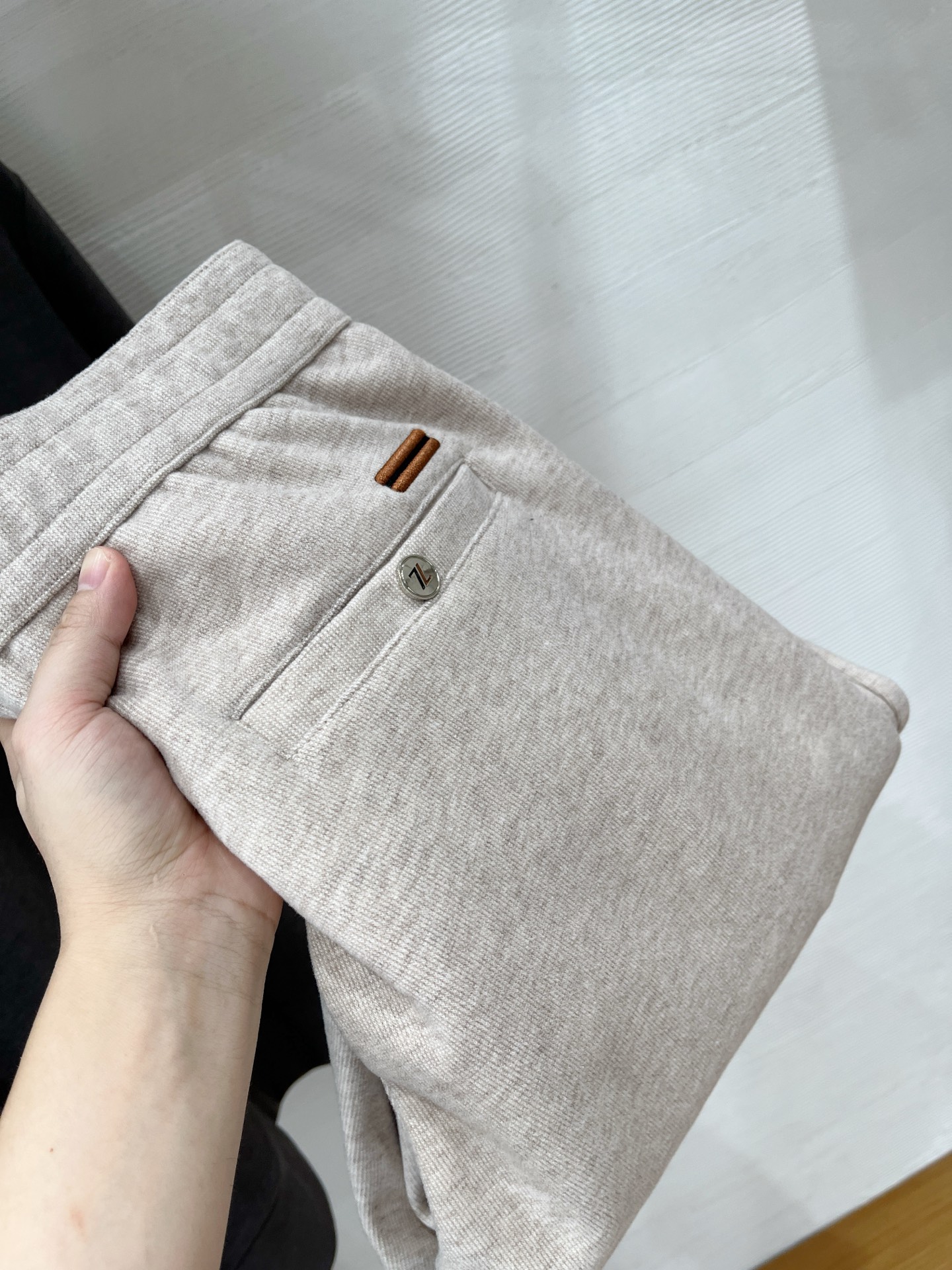 。Zz杰尼*亚🔥秋冬新款男士直筒运动裤，羊绒羊毛混纺面料、三标齐、松紧腰抽绳、两侧拉链口袋设计，合体的裁