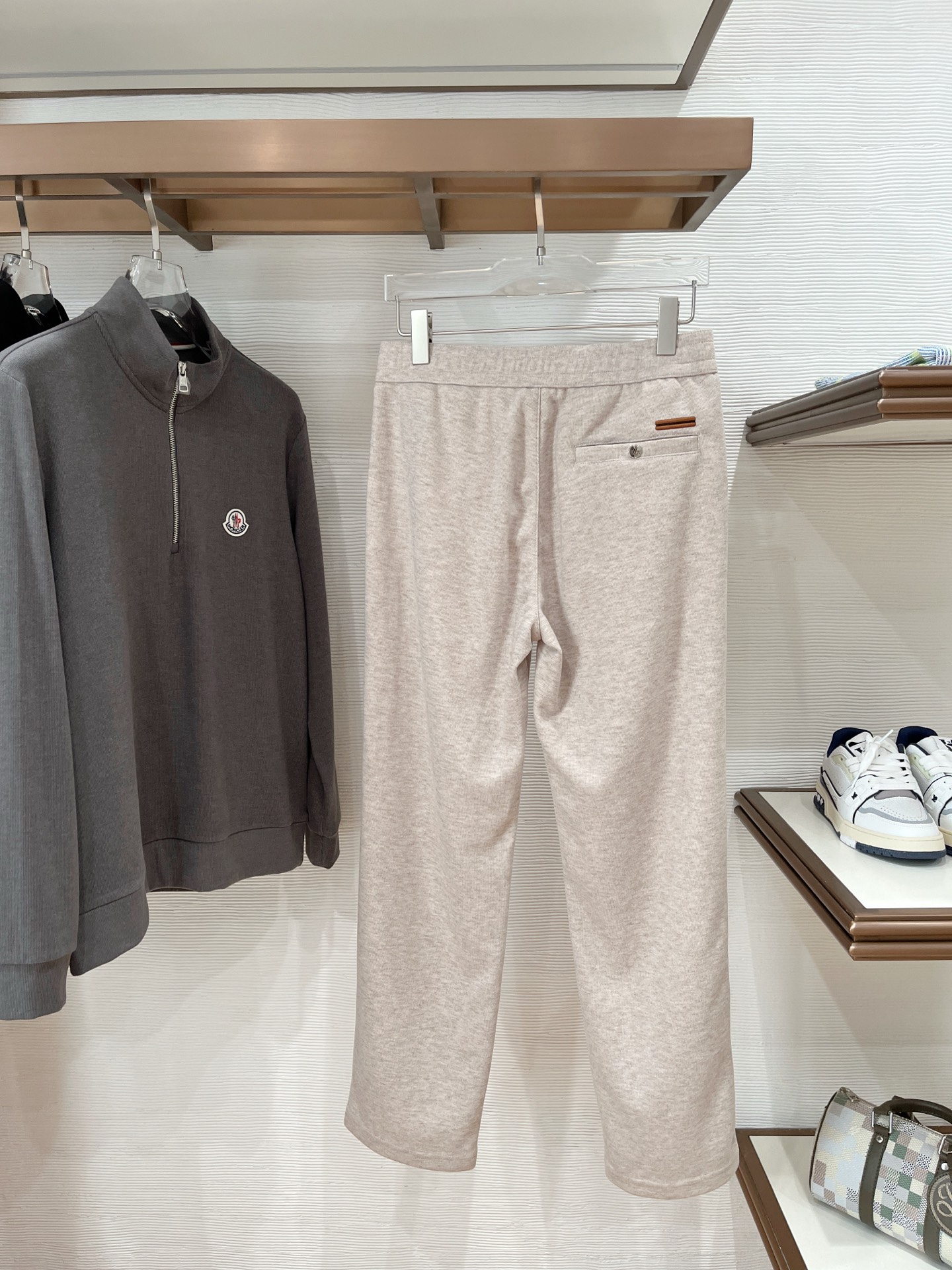 。Zz杰尼*亚🔥秋冬新款男士直筒运动裤，羊绒羊毛混纺面料、三标齐、松紧腰抽绳、两侧拉链口袋设计，合体的裁