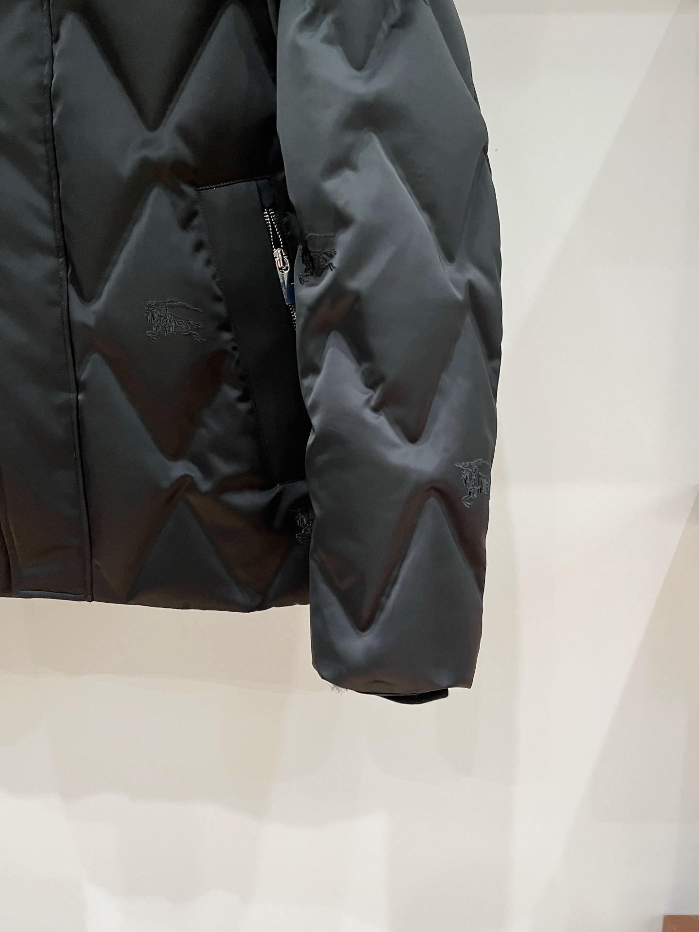 2️⃣0️⃣2️⃣5️⃣秋冬新款BBR巴宝莉男士缎面菱格羽绒服 压胶工艺 细节到位 颜色黑色 藏青色 4