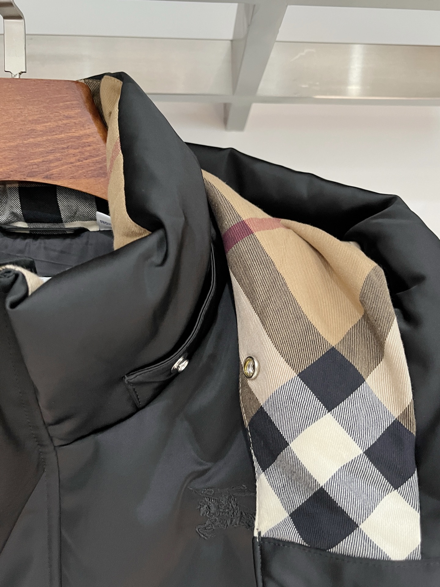 2️⃣0️⃣2️⃣5️⃣秋冬新款BBR巴宝莉男士缎面菱格羽绒服 压胶工艺 细节到位 颜色黑色 藏青色 4