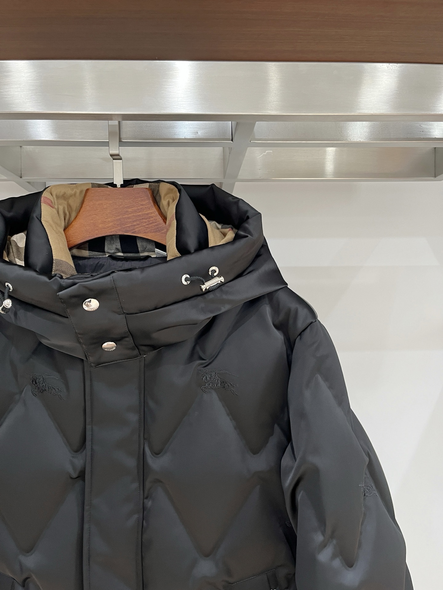 2️⃣0️⃣2️⃣5️⃣秋冬新款BBR巴宝莉男士缎面菱格羽绒服 压胶工艺 细节到位 颜色黑色 藏青色 4