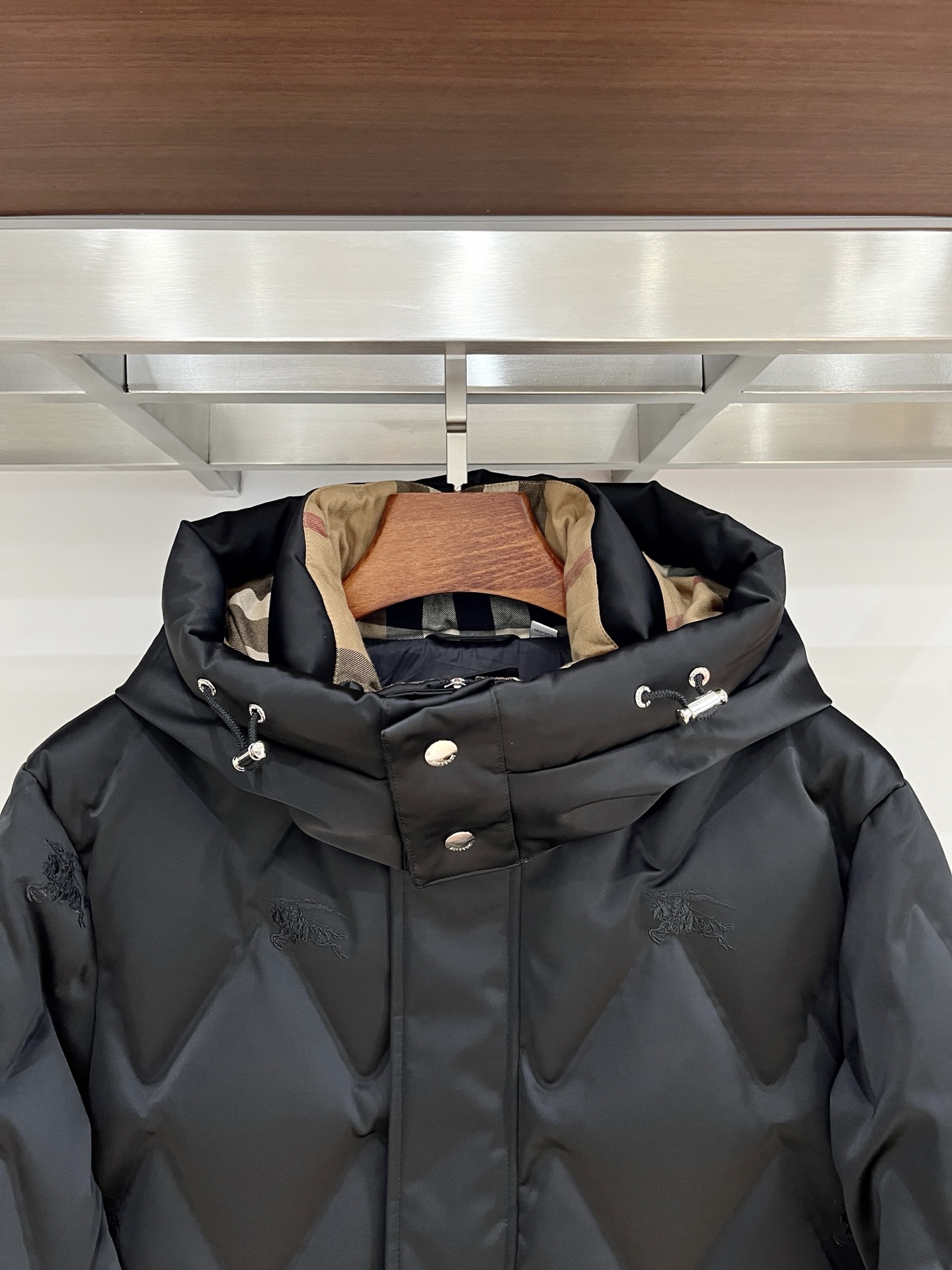 2️⃣0️⃣2️⃣5️⃣秋冬新款BBR巴宝莉男士缎面菱格羽绒服 压胶工艺 细节到位 颜色黑色 藏青色 4