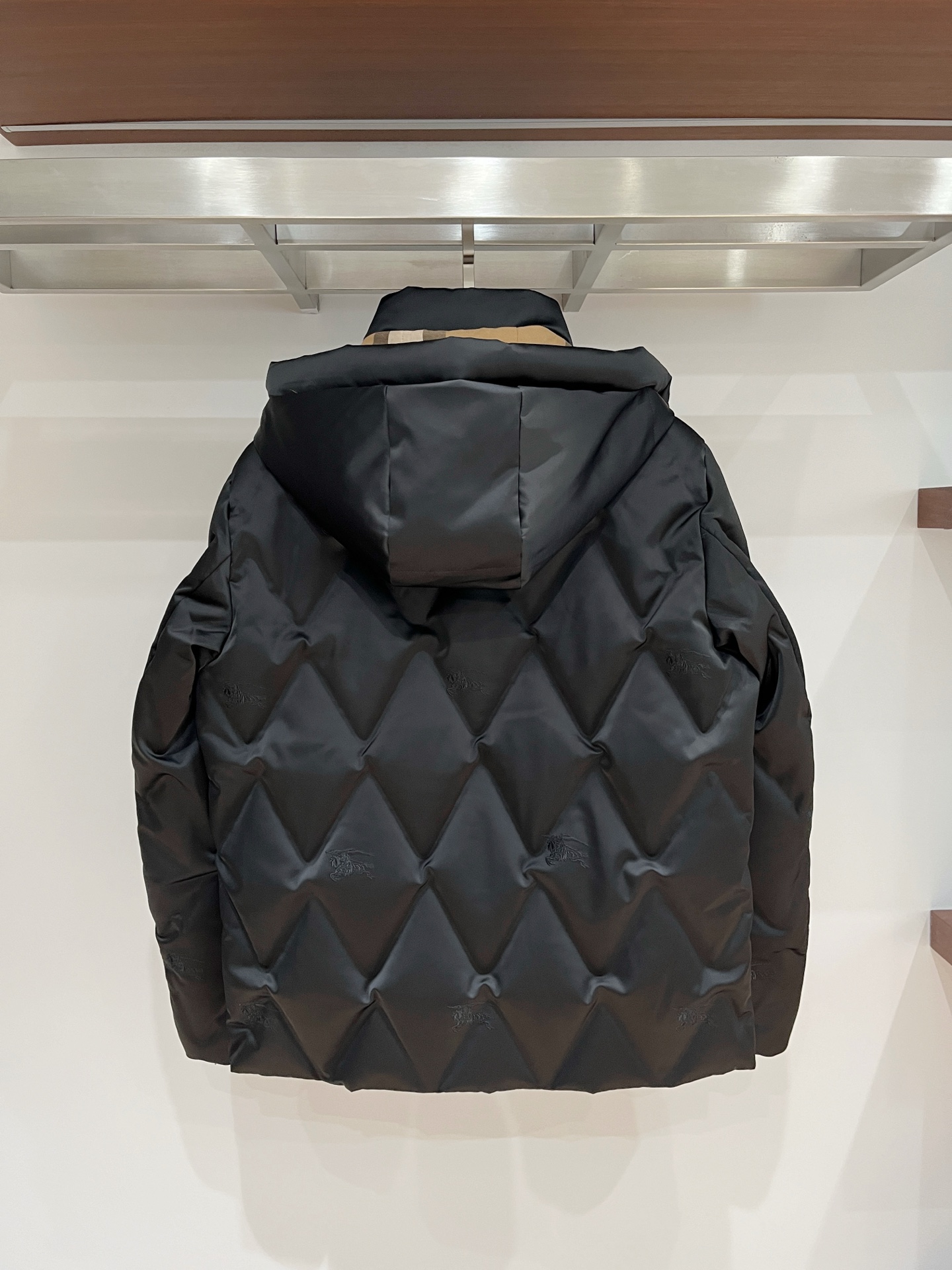 2️⃣0️⃣2️⃣5️⃣秋冬新款BBR巴宝莉男士缎面菱格羽绒服 压胶工艺 细节到位 颜色黑色 藏青色 4