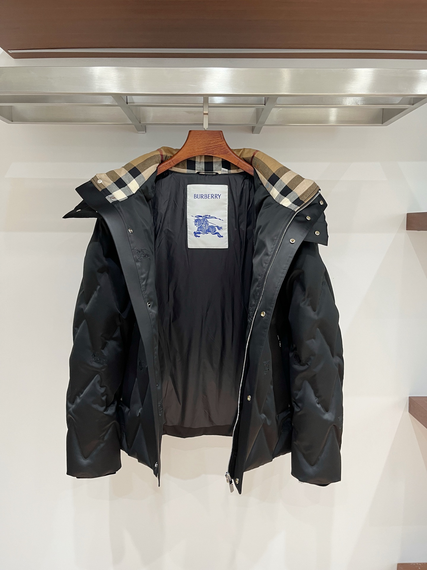 2️⃣0️⃣2️⃣5️⃣秋冬新款BBR巴宝莉男士缎面菱格羽绒服 压胶工艺 细节到位 颜色黑色 藏青色 4