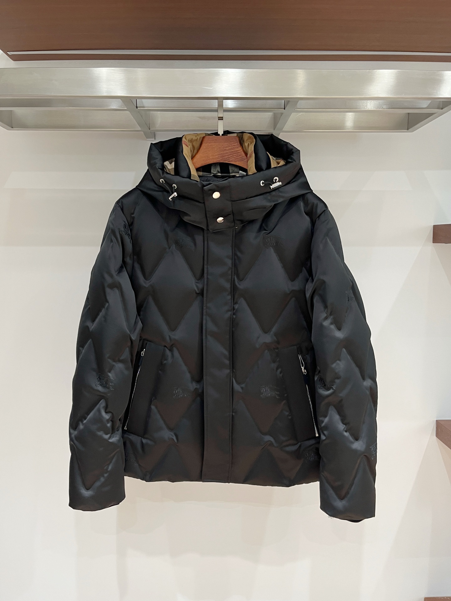 2️⃣0️⃣2️⃣5️⃣秋冬新款BBR巴宝莉男士缎面菱格羽绒服 压胶工艺 细节到位 颜色黑色 藏青色 4