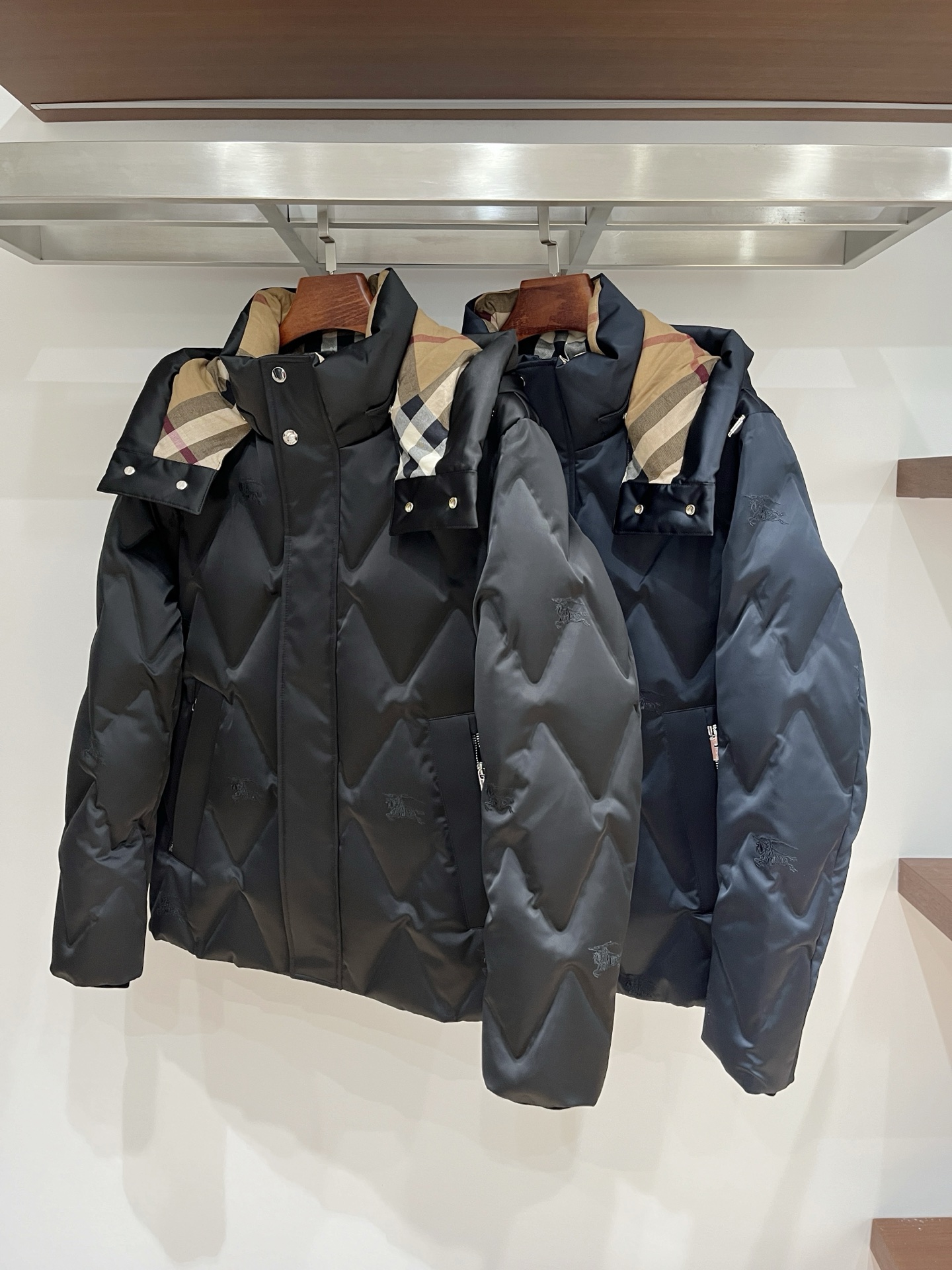 2️⃣0️⃣2️⃣5️⃣秋冬新款BBR巴宝莉男士缎面菱格羽绒服 压胶工艺 细节到位 颜色黑色 藏青色 4