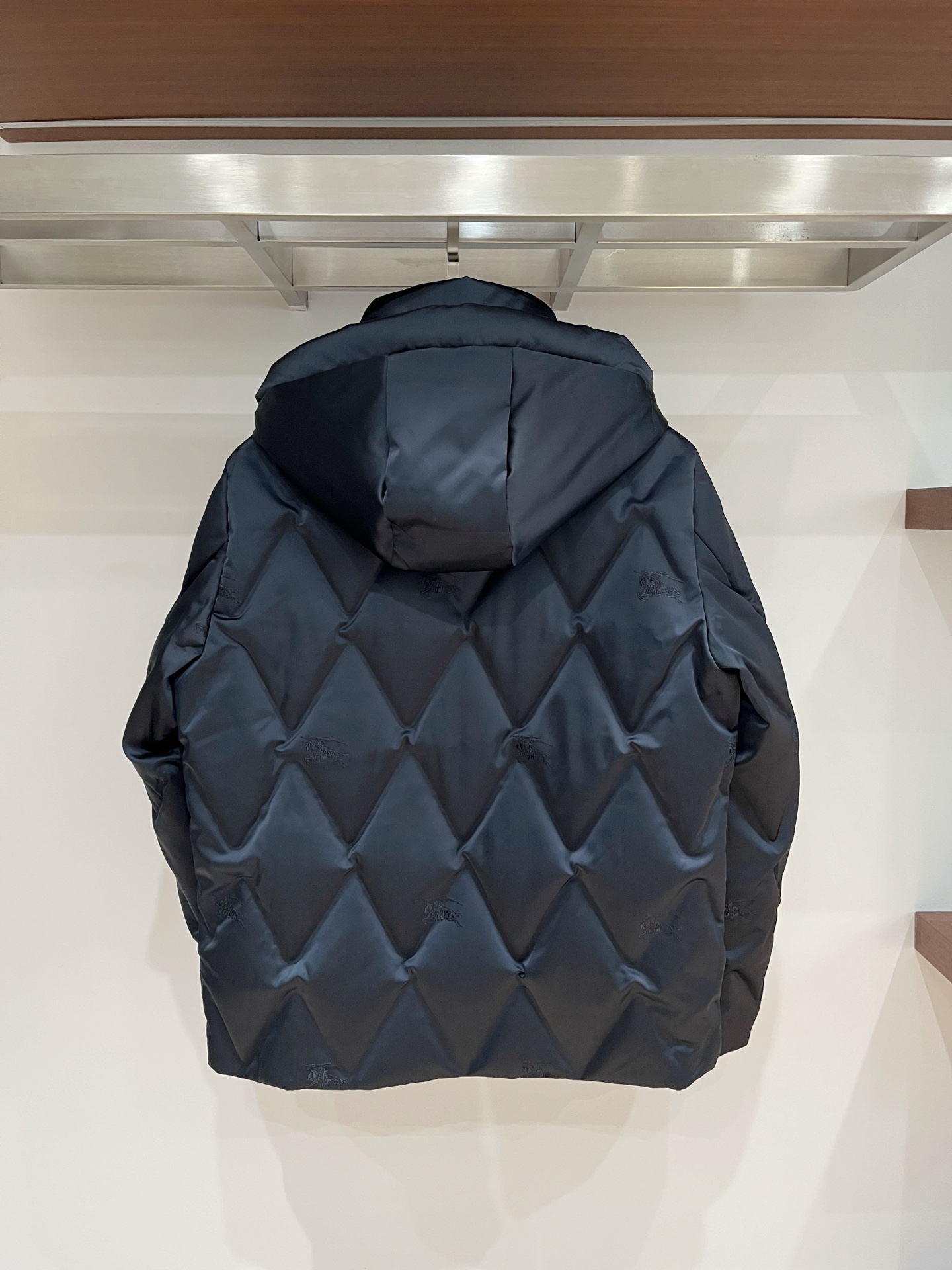2️⃣0️⃣2️⃣5️⃣秋冬新款BBR巴宝莉男士缎面菱格羽绒服 压胶工艺 细节到位 颜色黑色 藏青色 4