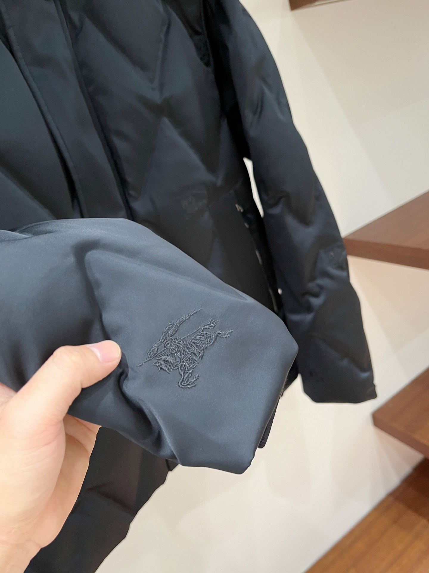 2️⃣0️⃣2️⃣5️⃣秋冬新款BBR巴宝莉男士缎面菱格羽绒服 压胶工艺 细节到位 颜色黑色 藏青色 4