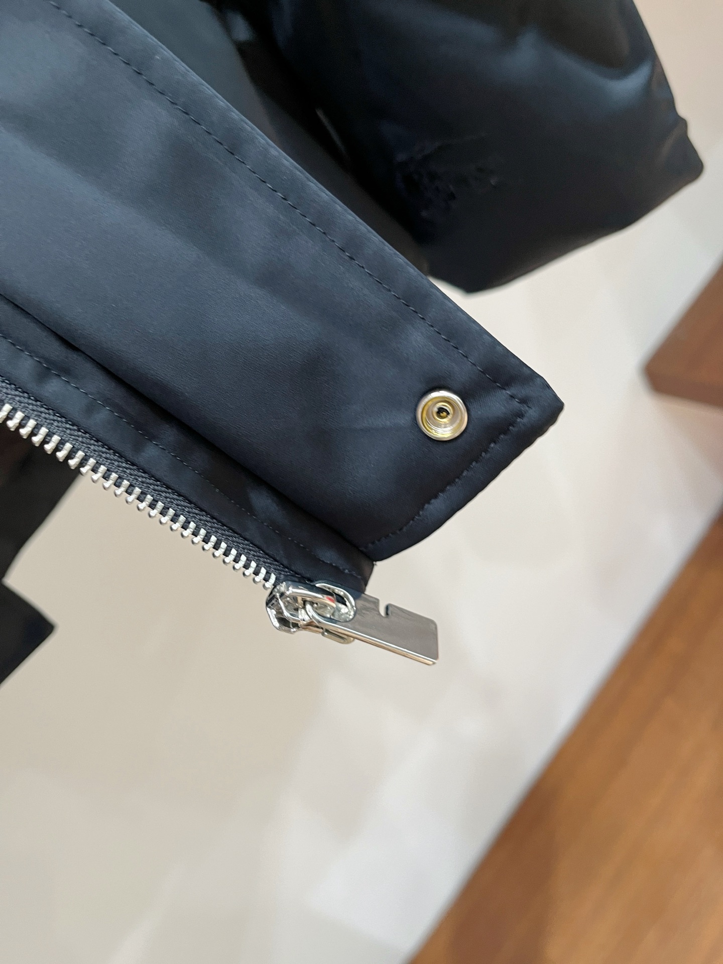 2️⃣0️⃣2️⃣5️⃣秋冬新款BBR巴宝莉男士缎面菱格羽绒服 压胶工艺 细节到位 颜色黑色 藏青色 4