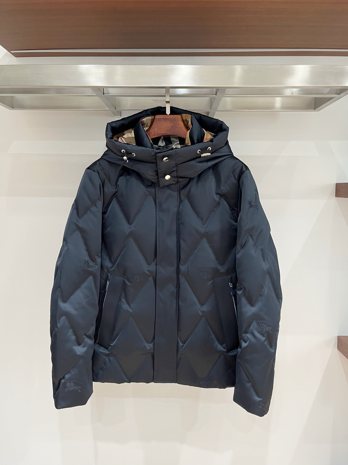 2️⃣0️⃣2️⃣5️⃣秋冬新款BBR巴宝莉男士缎面菱格羽绒服 压胶工艺 细节到位 颜色黑色 藏青色 4