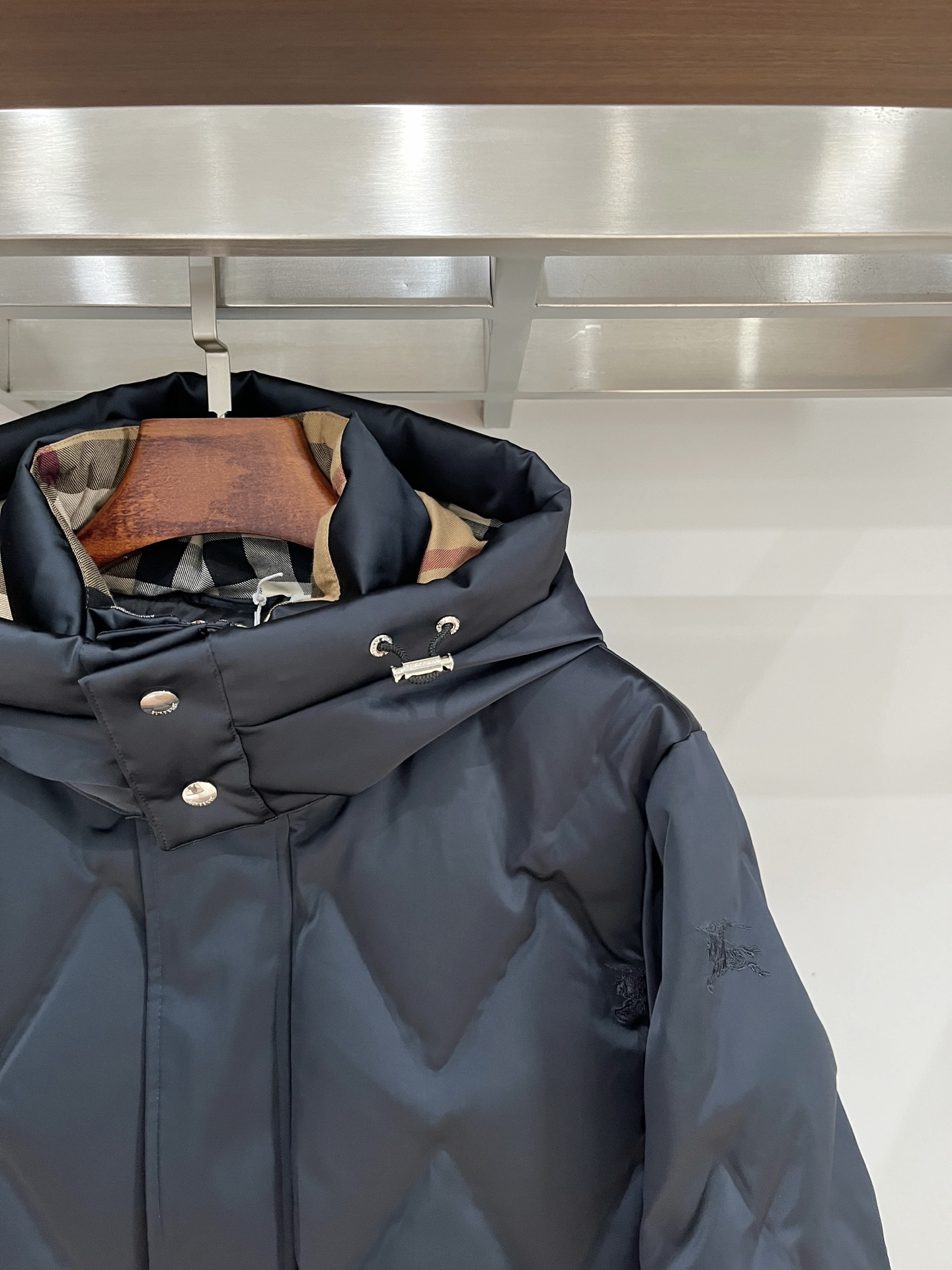 2️⃣0️⃣2️⃣5️⃣秋冬新款BBR巴宝莉男士缎面菱格羽绒服 压胶工艺 细节到位 颜色黑色 藏青色 4