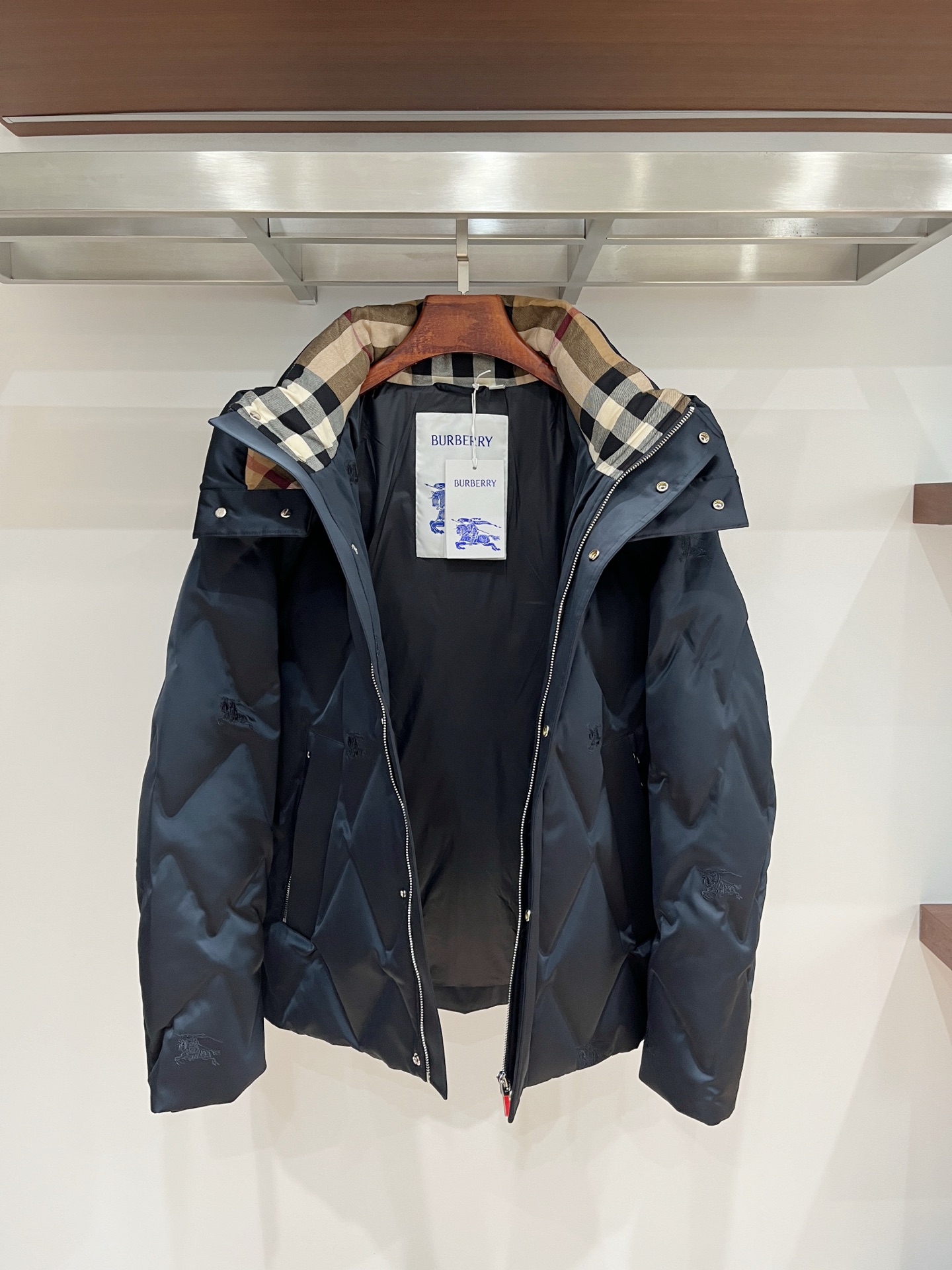 2️⃣0️⃣2️⃣5️⃣秋冬新款BBR巴宝莉男士缎面菱格羽绒服 压胶工艺 细节到位 颜色黑色 藏青色 4