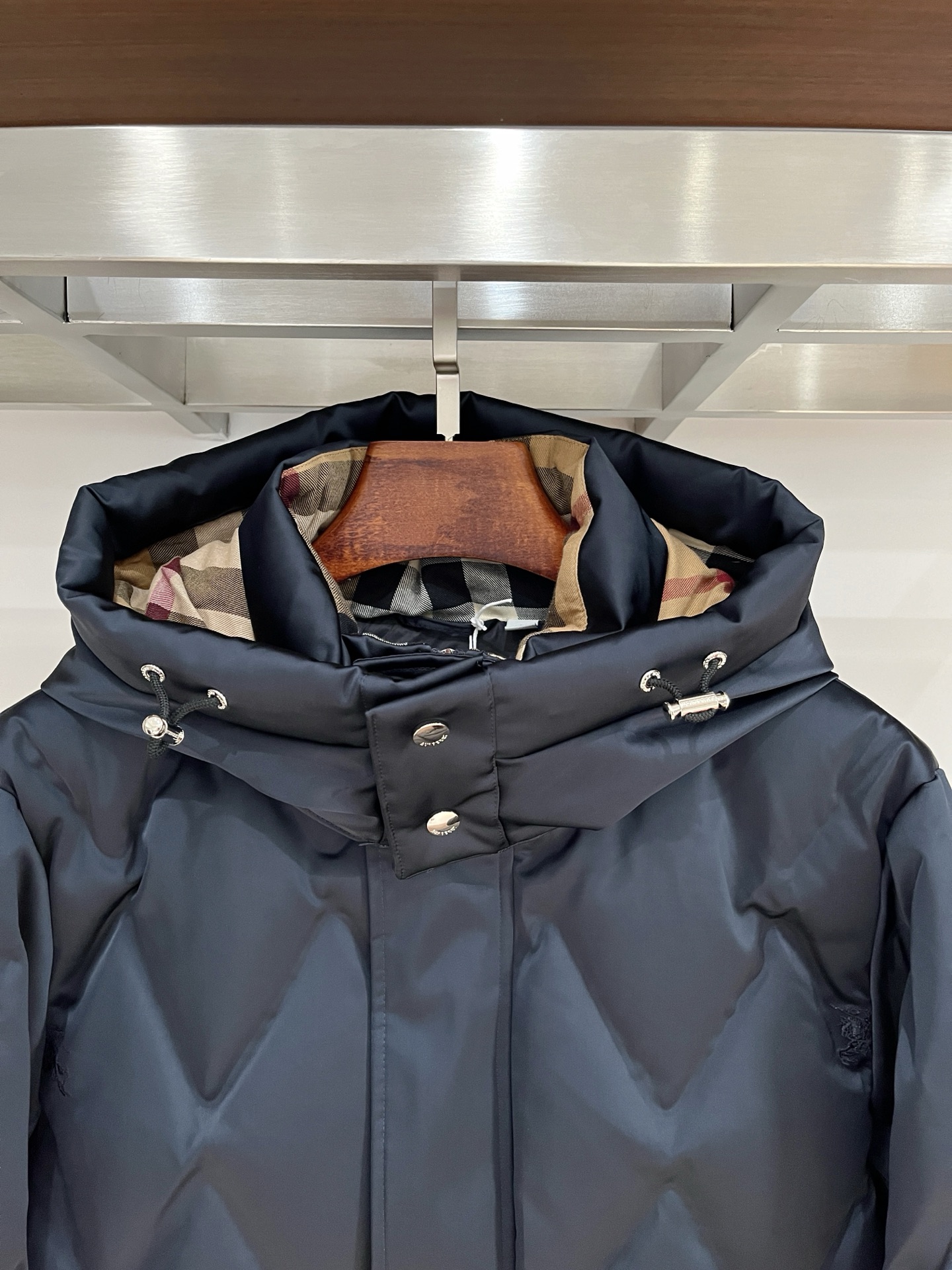 2️⃣0️⃣2️⃣5️⃣秋冬新款BBR巴宝莉男士缎面菱格羽绒服 压胶工艺 细节到位 颜色黑色 藏青色 4