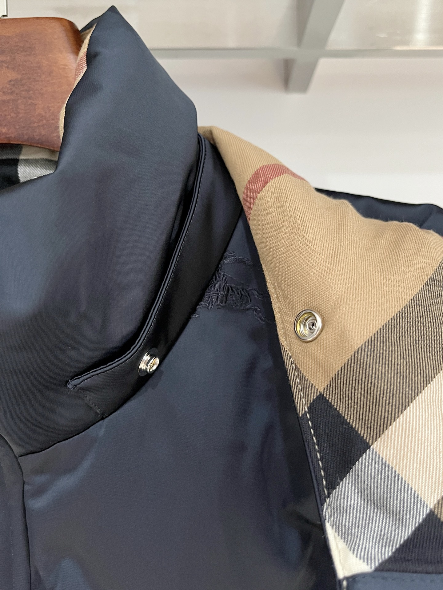 2️⃣0️⃣2️⃣5️⃣秋冬新款BBR巴宝莉男士缎面菱格羽绒服 压胶工艺 细节到位 颜色黑色 藏青色 4