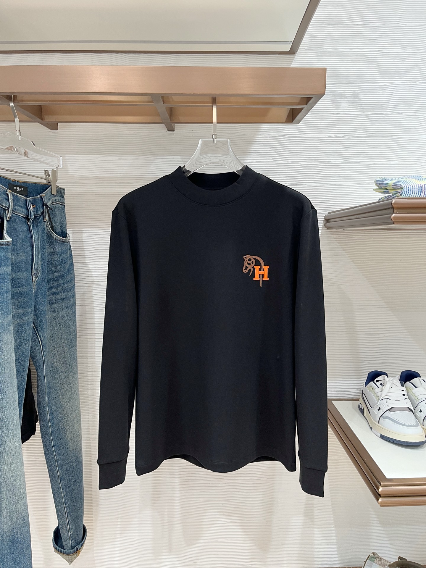 NO:547587,Hermes 2025 Autumn and Winter Men's Latest Trade Order Base Shirt, Full Quality!  !  Embroidery design with logo pattern!  Customized baby sued fabric!  The upper body is comfortable and breathable, not stiff, and the overall three-dimensional feeling is rich, with quality export orders, customized exclusive baby sued fabric tailoring to meet the simple needs of commuters for dressing. The upper body is very effective, it looks slim and not picky about the figure. The fabric workmanship... Improper, good craftsmanship can make you look good and tasteful, a must-have item for everyone!  Size M-3XL 100, hermes, alexander wang19860909爱马仕 2025秋冬男士最新的贸易订单打底衫,全品相！！采用logo图案刺绣设计！定制婴儿绒面料！上身舒适透气,不僵硬,整体有着丰富的立体感,品质出口订单,定制专属婴儿绒面料剪裁,满足通勤人们对于着装的简约需求,上身效果很好,显瘦,不挑剔身材.面料做工....无可挑剔,好工艺好面料才能穿出好品味一款,人手必备单品！尺码M-3XL 100,,hermes,alexander wang,Men's clothing