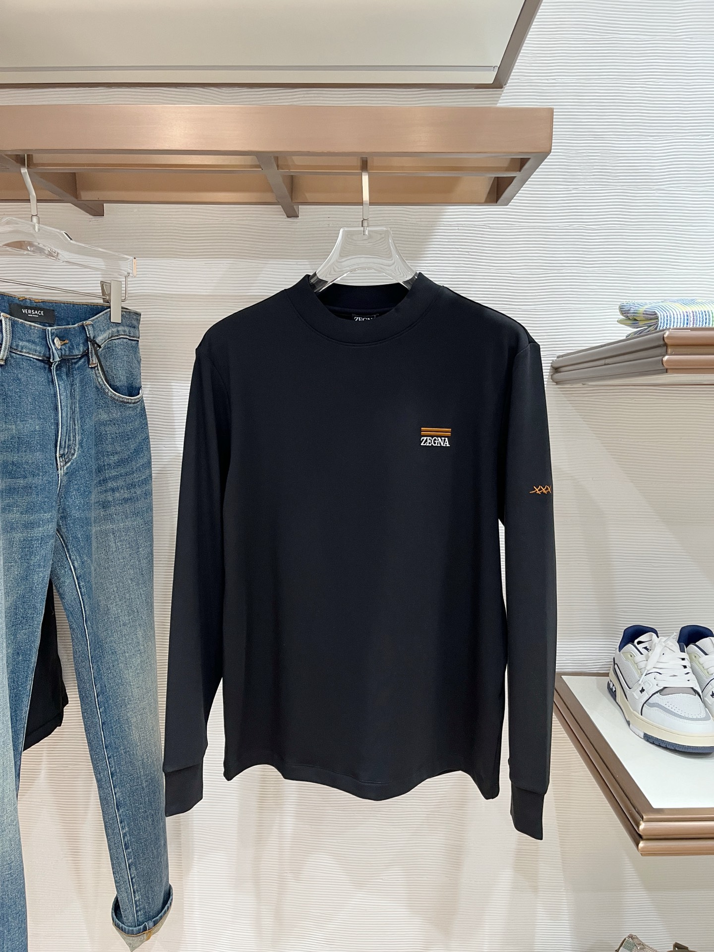 NO:547596,Ermenegildo Zegna's 2025 autumn and winter men's latest trade order base layer shirt, in full condition!  !  Designed with logo embroidery!  Customized baby fleece fabric!  The upper body is comfortable and breathable, not stiff, and the overall body has a rich three-dimensional feel. It is a quality export order and is customized with exclusive baby velvet fabric tailoring to meet the simple needs of commuters. The upper body effect is very good, slimming, and not picky about the figure. The fabric workmanship... is impeccable. Only good craftsmanship and good fabrics can produce a good taste. It is a must-have item for everyone!  Size M-3XL,,zegna,alexander wang19860909杰尼亚2025秋冬男士最新的贸易订单打底衫,全品相！！采用logo图案刺绣设计！定制婴儿绒面料！上身舒适透气,不僵硬,整体有着丰富的立体感,品质出口订单,定制专属婴儿绒面料剪裁,满足通勤人们对于着装的简约需求,上身效果很好,显瘦,不挑剔身材.面料做工....无可挑剔,好工艺好面料才能穿出好品味一款,人手必备单品！尺码M-3XL,,zegna,alexander wang,Men's clothing