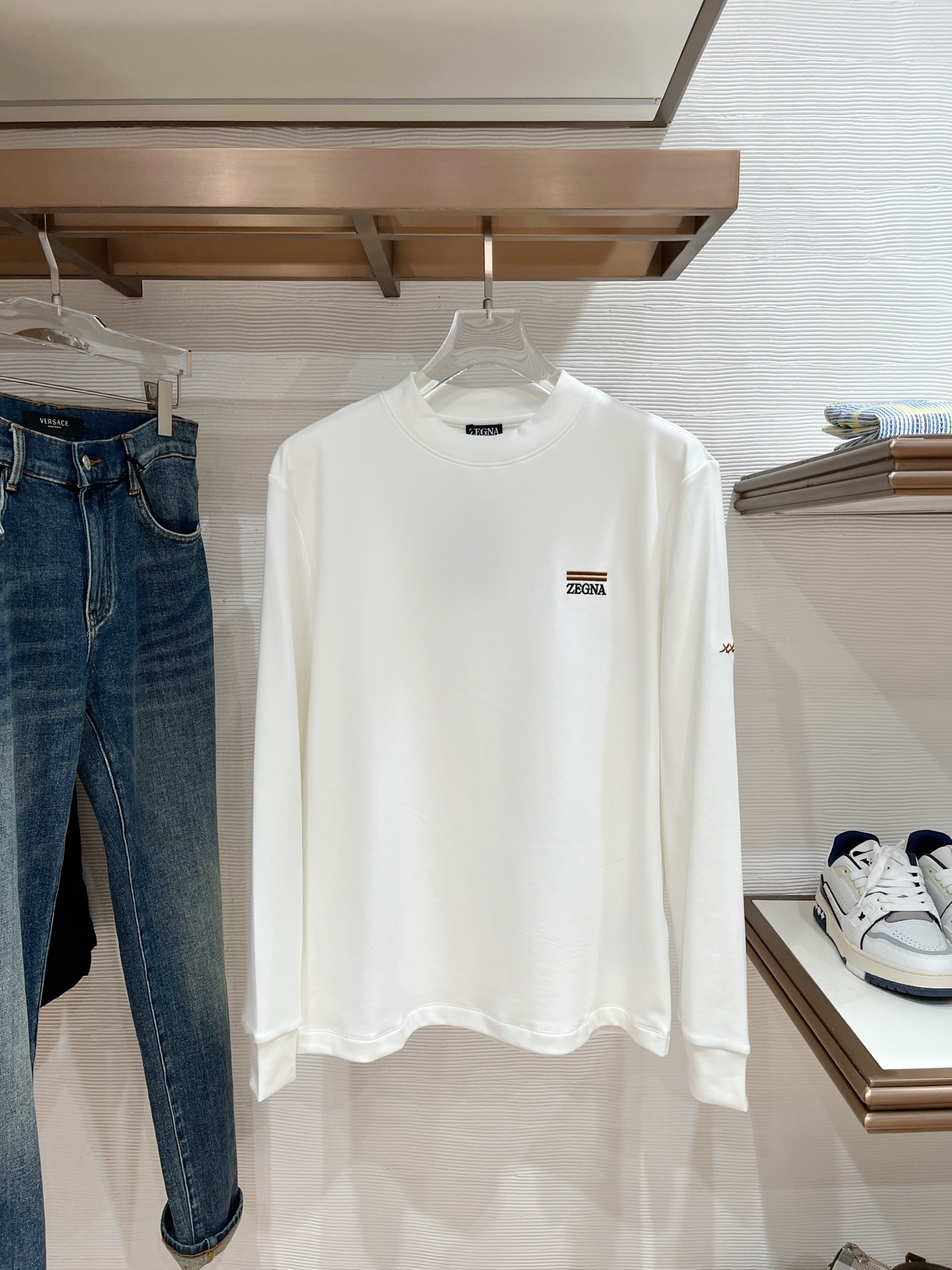 NO:547591,Zenia's latest trade order base shirt for men in 2025 autumn and winter, full quality!  !  Embroidery design with logo pattern!  Customized baby sued fabric!  The upper body is comfortable and breathable, not stiff, and the overall three-dimensional feeling is rich, with quality export orders, customized exclusive baby sued fabric tailoring to meet the simple needs of commuters for dressing. The upper body is very effective, it looks slim and not picky about the figure. The fabric workmanship... Improper, good craftsmanship can make you look good and tasteful, a must-have item for everyone!  Size M-3XL 100, zegna,alexander wang19860909杰尼亚2025秋冬男士最新的贸易订单打底衫,全品相！！采用logo图案刺绣设计！定制婴儿绒面料！上身舒适透气,不僵硬,整体有着丰富的立体感,品质出口订单,定制专属婴儿绒面料剪裁,满足通勤人们对于着装的简约需求,上身效果很好,显瘦,不挑剔身材.面料做工....无可挑剔,好工艺好面料才能穿出好品味一款,人手必备单品！尺码M-3XL 100,,zegna,alexander wang,Men's clothing