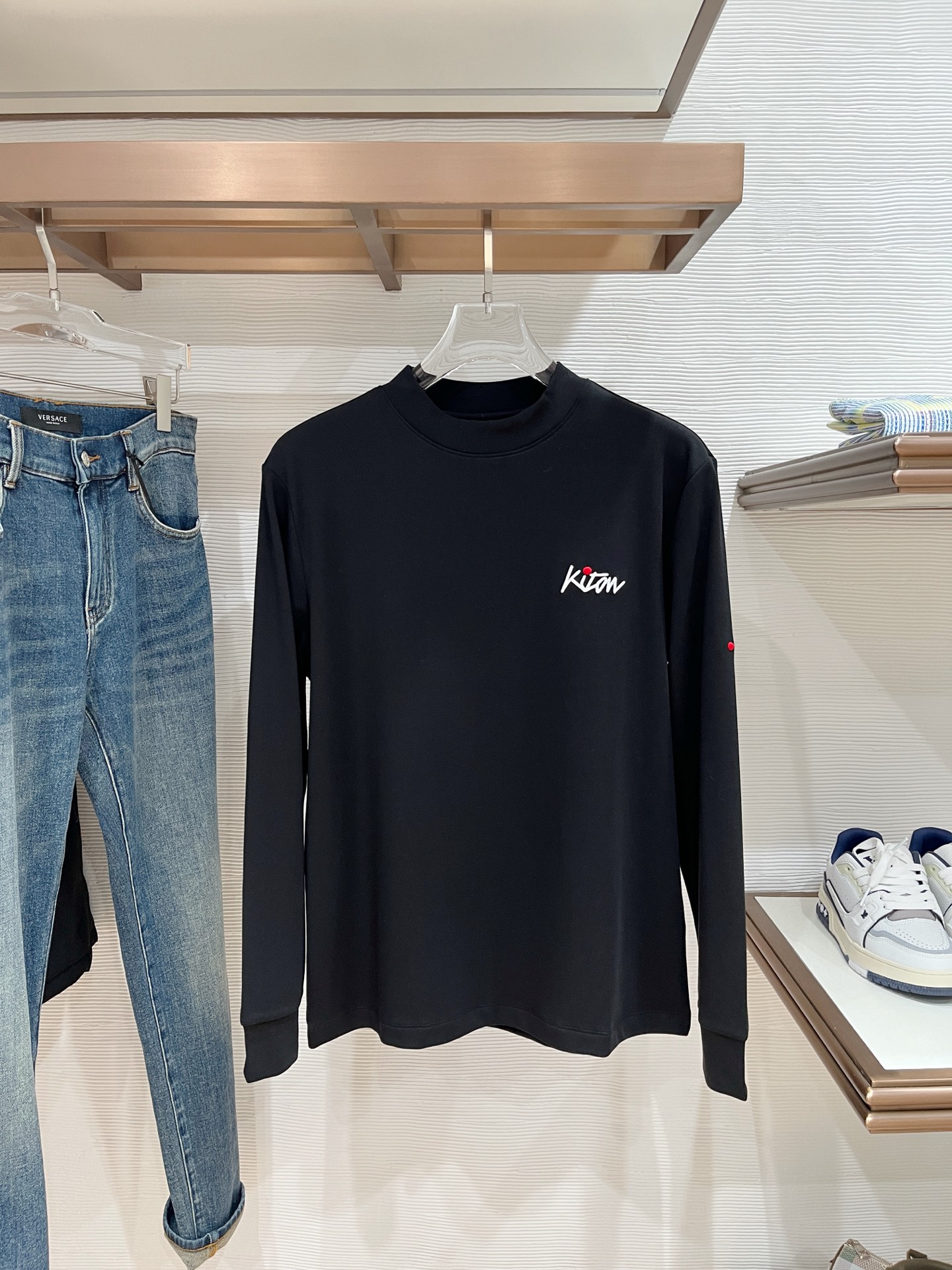 NO:547586,The latest 2025 autumn and winter men's latest trade order base shirt, full quality!  !  Embroidery design with logo pattern!  Customized baby sued fabric!  The upper body is comfortable and breathable, not stiff, and the overall three-dimensional feeling is rich, with quality export orders, customized exclusive baby sued fabric tailoring to meet the simple needs of commuters for dressing. The upper body is very effective, it looks slim and not picky about the figure. The fabric workmanship... Improper, good craftsmanship can make you look good and tasteful, a must-have item for everyone!  Size M-3XL 100, alexander wang19860909其吨家 2025秋冬男士最新的贸易订单打底衫,全品相！！采用logo图案刺绣设计！定制婴儿绒面料！上身舒适透气,不僵硬,整体有着丰富的立体感,品质出口订单,定制专属婴儿绒面料剪裁,满足通勤人们对于着装的简约需求,上身效果很好,显瘦,不挑剔身材.面料做工....无可挑剔,好工艺好面料才能穿出好品味一款,人手必备单品！尺码M-3XL 100,,alexander wang,Men's clothing