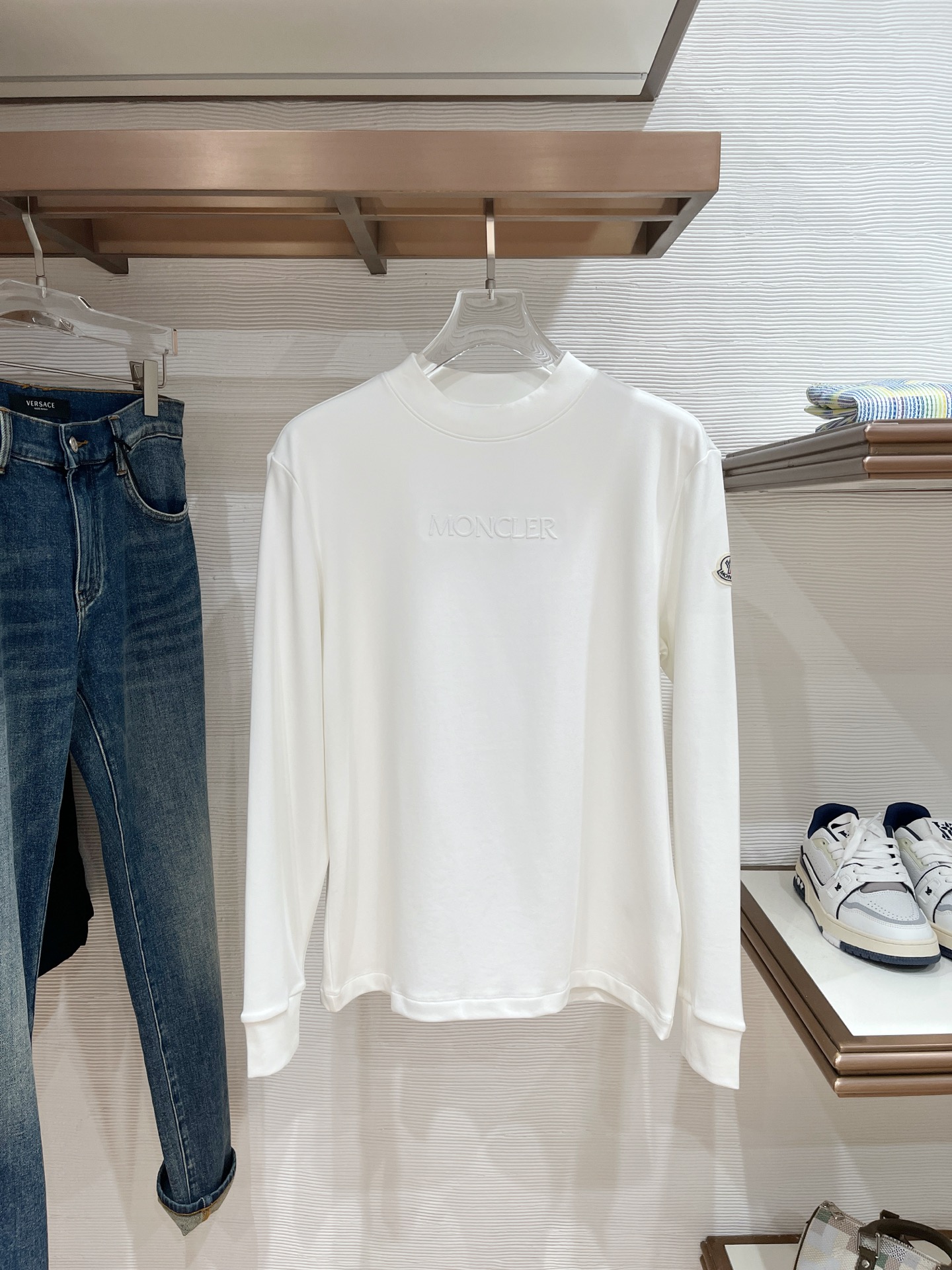 NO:547551,Mengkou 2025 autumn and winter men's latest trade order bottoming shirt, all in good condition!  !  Designed with logo embroidery!  Customized baby fleece fabric!  The upper body is comfortable and breathable, not stiff, and the overall body has a rich three-dimensional feel. It is a quality export order and is customized with exclusive baby velvet fabric tailoring to meet the simple needs of commuters. The upper body effect is very good, slimming, and not picky about the figure. The fabric workmanship... is impeccable. Only good craftsmanship and good fabrics can produce a good taste. It is a must-have item for everyone!  Size M-3XL 100,,Moncler,alexander wang19860909蒙口 2025秋冬男士最新的贸易订单打底衫,全品相！！采用logo图案刺绣设计！定制婴儿绒面料！上身舒适透气,不僵硬,整体有着丰富的立体感,品质出口订单,定制专属婴儿绒面料剪裁,满足通勤人们对于着装的简约需求,上身效果很好,显瘦,不挑剔身材.面料做工....无可挑剔,好工艺好面料才能穿出好品味一款,人手必备单品！尺码M-3XL 100,,Moncler,alexander wang,Men's clothing