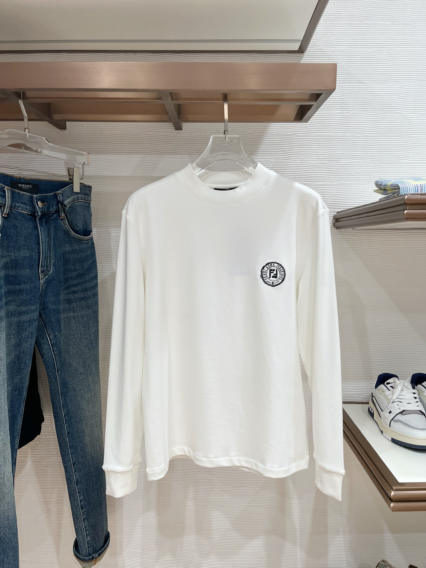 NO:547557,FD 2025 Autumn and Winter Men's Latest Trade Order Base Shirt, Full Quality!  !  Embroidery design with logo pattern!  Customized baby sued fabric!  The upper body is comfortable and breathable, not stiff, and the overall three-dimensional feeling is rich, with quality export orders, customized exclusive baby sued fabric tailoring to meet the simple needs of commuters for dressing. The upper body is very effective, it looks slim and not picky about the figure. The fabric workmanship... Improper, good craftsmanship can make you look good and tasteful, a must-have item for everyone!  Size M-3XL 100, alexander wang19860909FD 2025秋冬男士最新的贸易订单打底衫,全品相！！采用logo图案刺绣设计！定制婴儿绒面料！上身舒适透气,不僵硬,整体有着丰富的立体感,品质出口订单,定制专属婴儿绒面料剪裁,满足通勤人们对于着装的简约需求,上身效果很好,显瘦,不挑剔身材.面料做工....无可挑剔,好工艺好面料才能穿出好品味一款,人手必备单品！尺码M-3XL 100,,alexander wang,Men's clothing