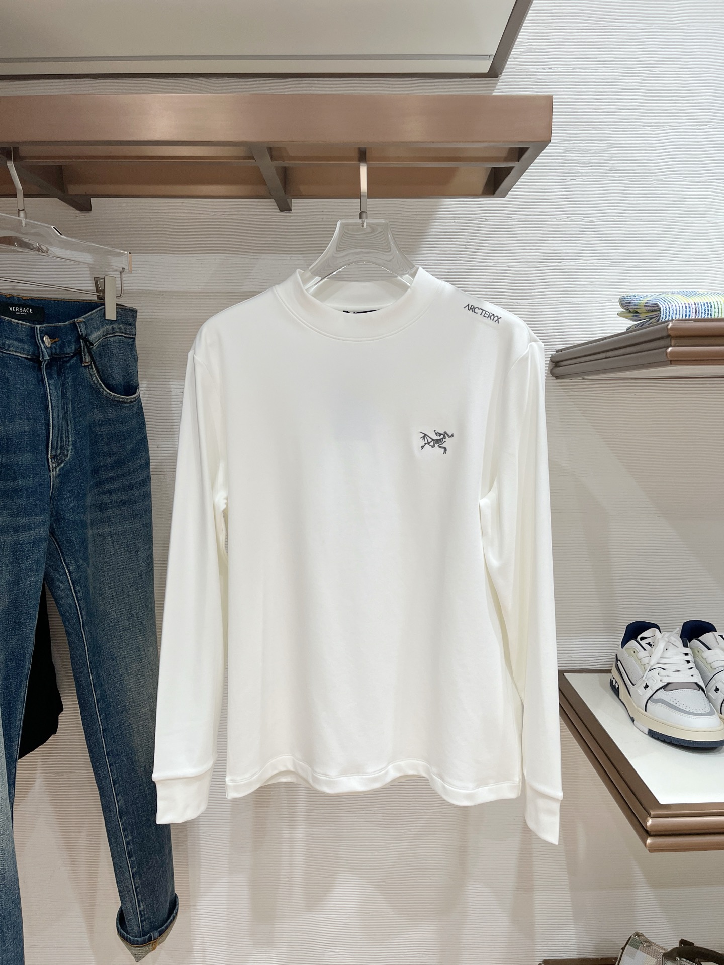 NO:547563,Bird 2025 Autumn and Winter Men's Latest Trade Order Base Shirt, Full Quality!  !  Embroidery design with logo pattern!  Customized baby sued fabric!  The upper body is comfortable and breathable, not stiff, and the overall three-dimensional feeling is rich, with quality export orders, customized exclusive baby sued fabric tailoring to meet the simple needs of commuters for dressing. The upper body is very effective, it looks slim and not picky about the figure. The fabric workmanship... Improper, good craftsmanship can make you look good and tasteful, a must-have item for everyone!  Size M-3XL 100, alexander wang19860909鸟 2025秋冬男士最新的贸易订单打底衫,全品相！！采用logo图案刺绣设计！定制婴儿绒面料！上身舒适透气,不僵硬,整体有着丰富的立体感,品质出口订单,定制专属婴儿绒面料剪裁,满足通勤人们对于着装的简约需求,上身效果很好,显瘦,不挑剔身材.面料做工....无可挑剔,好工艺好面料才能穿出好品味一款,人手必备单品！尺码M-3XL 100,,alexander wang,Men's clothing