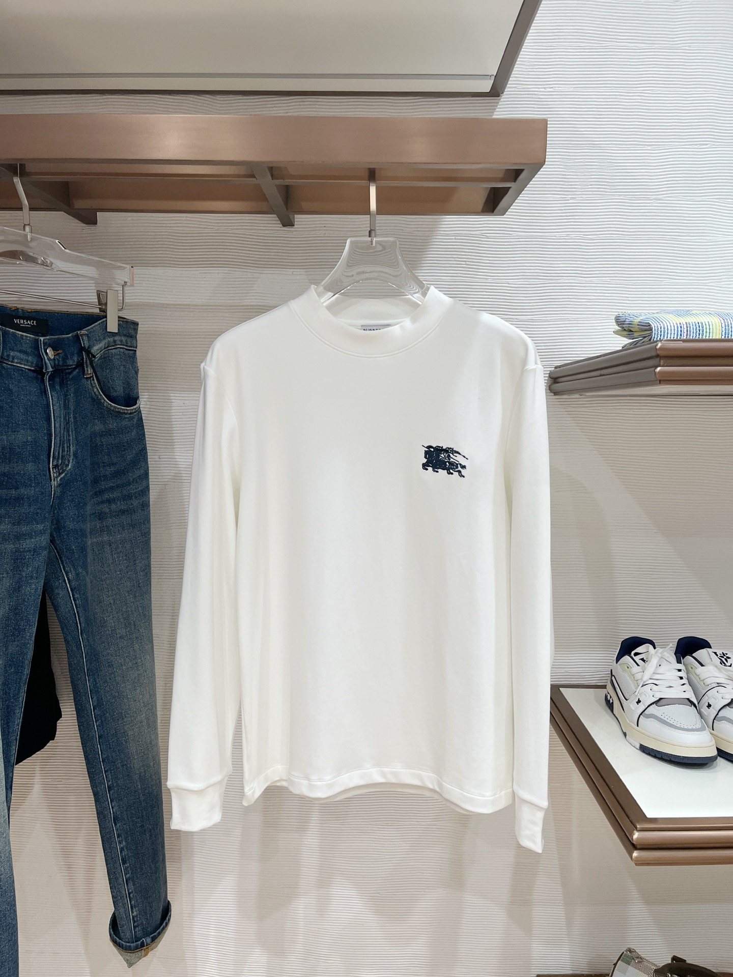 NO:547568,Babao 2025 Autumn and Winter Men's Latest Trade Order Base Shirt, Full Quality!  !  Embroidery design with logo pattern!  Customized baby sued fabric!  The upper body is comfortable and breathable, not stiff, and the overall three-dimensional feeling is rich, with quality export orders, customized exclusive baby sued fabric tailoring to meet the simple needs of commuters for dressing. The upper body is very effective, it looks slim and not picky about the figure. The fabric workmanship... Improper, good craftsmanship can make you look good and tasteful, a must-have item for everyone!  Size M-3XL 100, Burberry, Alexander wang19860909巴宝 2025秋冬男士最新的贸易订单打底衫,全品相！！采用logo图案刺绣设计！定制婴儿绒面料！上身舒适透气,不僵硬,整体有着丰富的立体感,品质出口订单,定制专属婴儿绒面料剪裁,满足通勤人们对于着装的简约需求,上身效果很好,显瘦,不挑剔身材.面料做工....无可挑剔,好工艺好面料才能穿出好品味一款,人手必备单品！尺码M-3XL 100,,burberry,alexander wang,Men's clothing