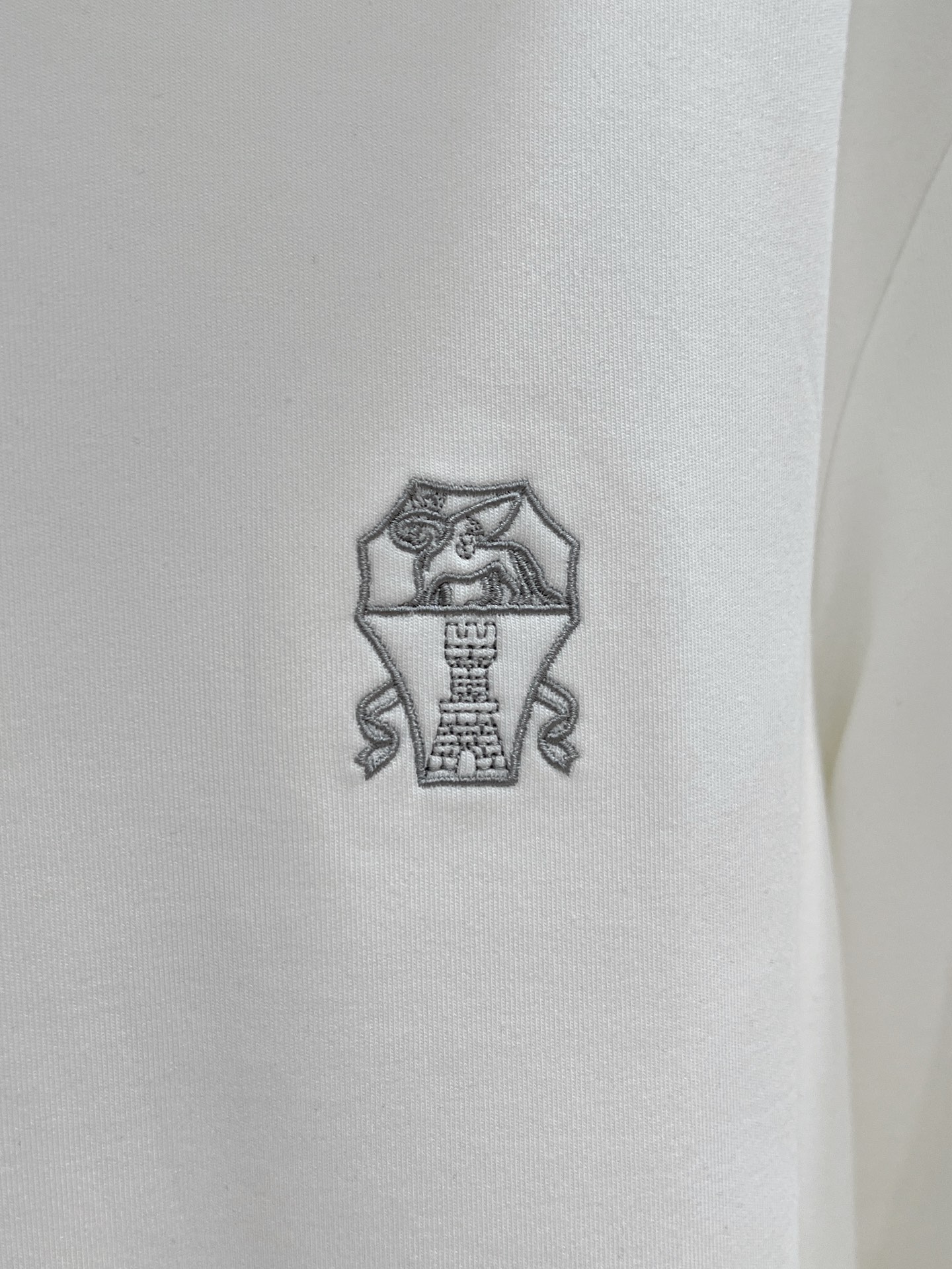 P190 bc 2025秋冬男士最新的贸易订单打底衫，全品相！！采用logo图案刺绣设计！定制婴儿绒面料！上身舒适透气，不僵硬，整体有着丰富的立体感，品质出口订单，定制专属婴儿绒面料剪裁，满足通勤人们对于着装的简约需求，上身效果很好，显瘦，不挑剔身材.面料做工....无可挑剔，好工艺好面料才能穿出好品味一款，人手必备单品！尺码：M-3XL 100….