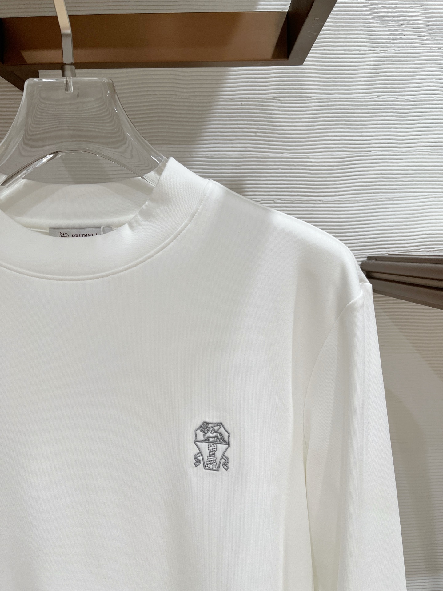 P190 bc 2025秋冬男士最新的贸易订单打底衫，全品相！！采用logo图案刺绣设计！定制婴儿绒面料！上身舒适透气，不僵硬，整体有着丰富的立体感，品质出口订单，定制专属婴儿绒面料剪裁，满足通勤人们对于着装的简约需求，上身效果很好，显瘦，不挑剔身材.面料做工....无可挑剔，好工艺好面料才能穿出好品味一款，人手必备单品！尺码：M-3XL 100….