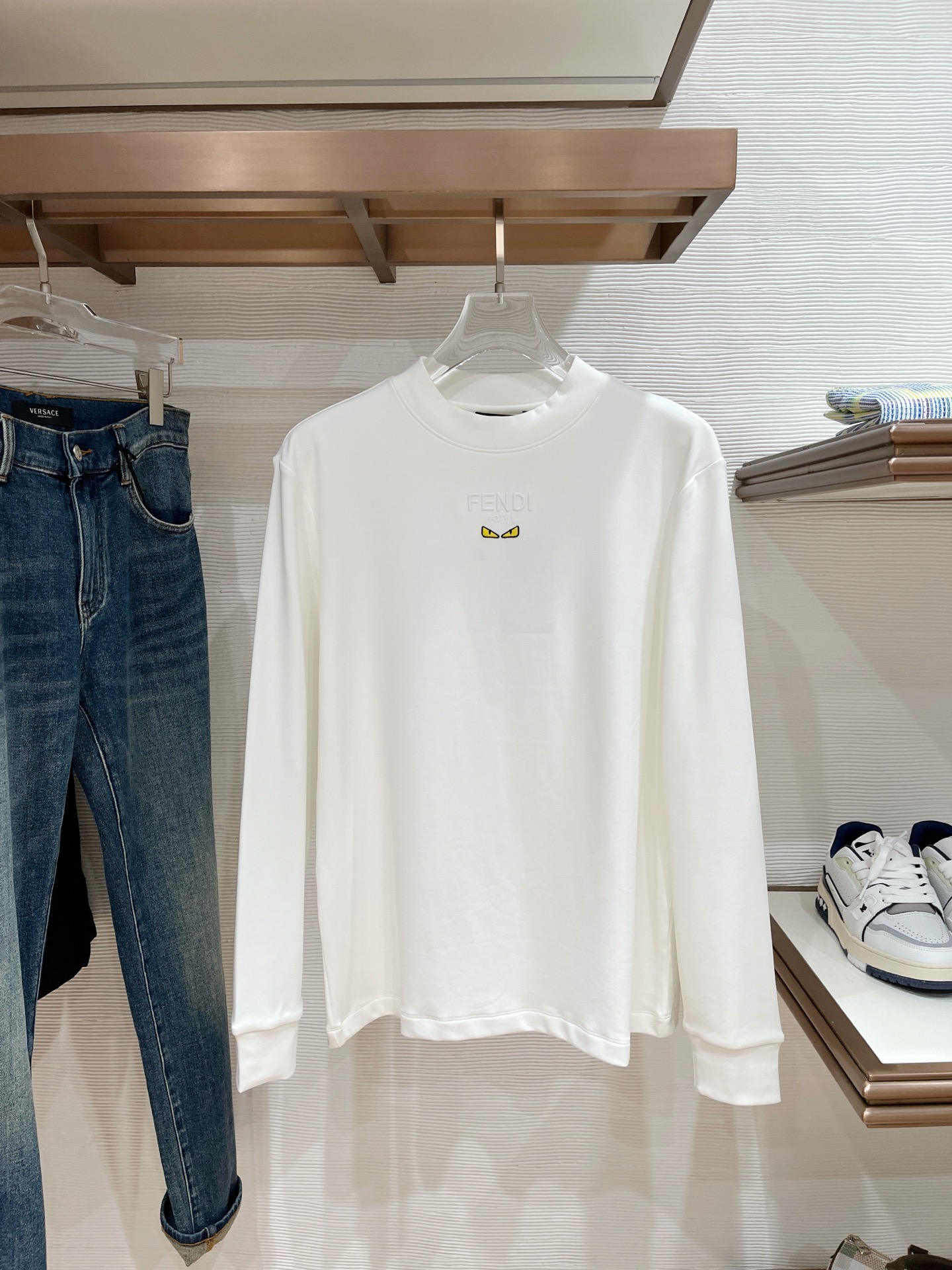 NO:547578,fd2025 autumn and winter men's latest trade order base shirt, full quality!  !  Embroidery design with logo pattern!  Customized baby sued fabric!  The upper body is comfortable and breathable, not stiff, and the overall three-dimensional feeling is rich, with quality export orders, customized exclusive baby sued fabric tailoring to meet the simple needs of commuters for dressing. The upper body is very effective, it looks slim and not picky about the figure. The fabric workmanship... Improper, good craftsmanship can make you look good and tasteful, a must-have item for everyone!  Size M-3XL 100, alexander wang19860909fd2025秋冬男士最新的贸易订单打底衫,全品相！！采用logo图案刺绣设计！定制婴儿绒面料！上身舒适透气,不僵硬,整体有着丰富的立体感,品质出口订单,定制专属婴儿绒面料剪裁,满足通勤人们对于着装的简约需求,上身效果很好,显瘦,不挑剔身材.面料做工....无可挑剔,好工艺好面料才能穿出好品味一款,人手必备单品！尺码M-3XL 100,,alexander wang,Men's clothing