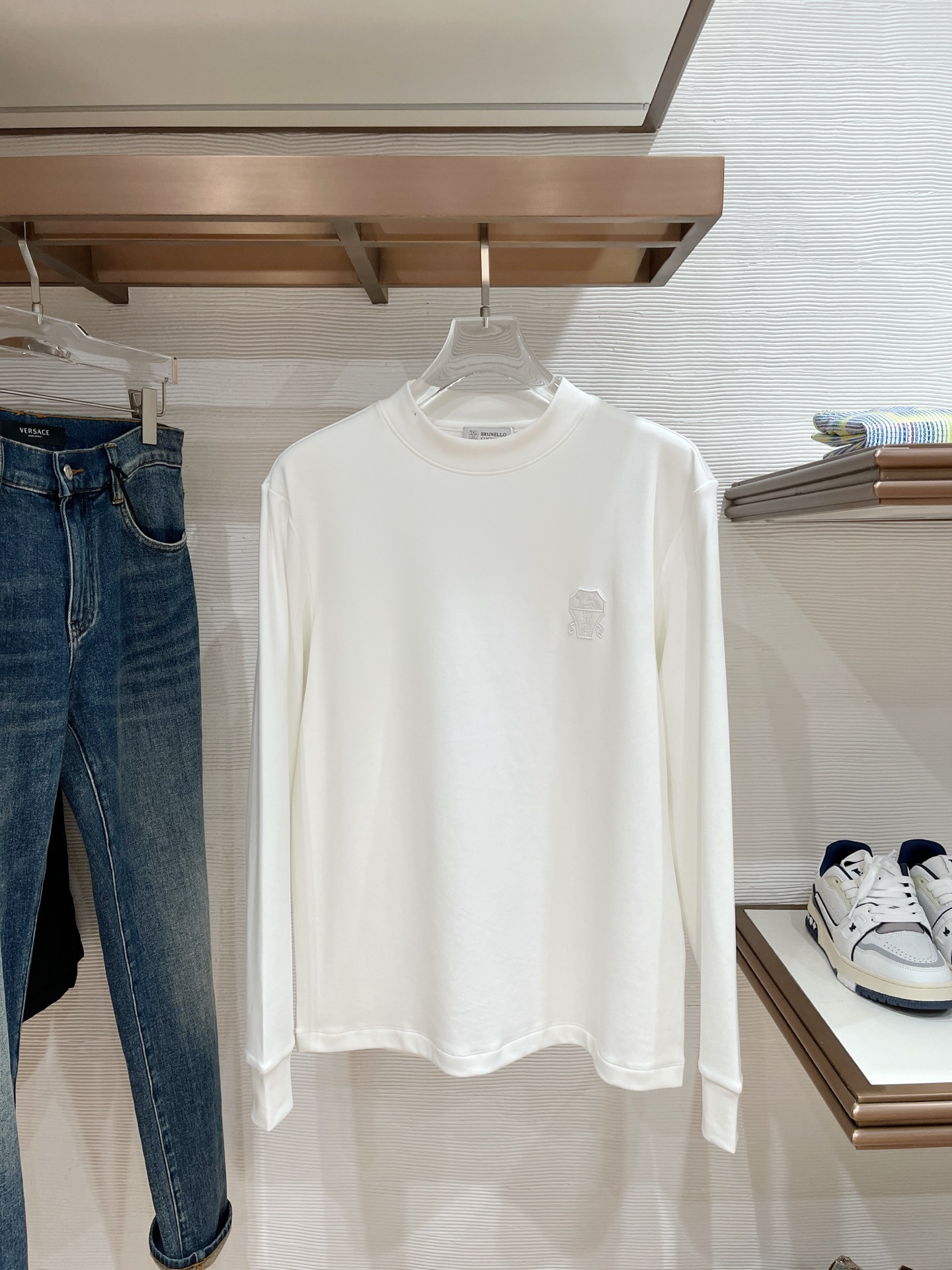 NO:547583,bc.2025 autumn and winter men's latest trade order base shirt, full quality!  !  Embroidery design with logo pattern!  Customized baby sued fabric!  The upper body is comfortable and breathable, not stiff, and the overall three-dimensional feeling is rich, with quality export orders, customized exclusive baby sued fabric tailoring to meet the simple needs of commuters for dressing. The upper body is very effective, it looks slim and not picky about the figure. The fabric workmanship... Improper, good craftsmanship can make you look good and tasteful, a must-have item for everyone!  Size M-3XL 100, alexander wang19860909bc.2025秋冬男士最新的贸易订单打底衫,全品相！！采用logo图案刺绣设计！定制婴儿绒面料！上身舒适透气,不僵硬,整体有着丰富的立体感,品质出口订单,定制专属婴儿绒面料剪裁,满足通勤人们对于着装的简约需求,上身效果很好,显瘦,不挑剔身材.面料做工....无可挑剔,好工艺好面料才能穿出好品味一款,人手必备单品！尺码M-3XL 100,,alexander wang,Men's clothing