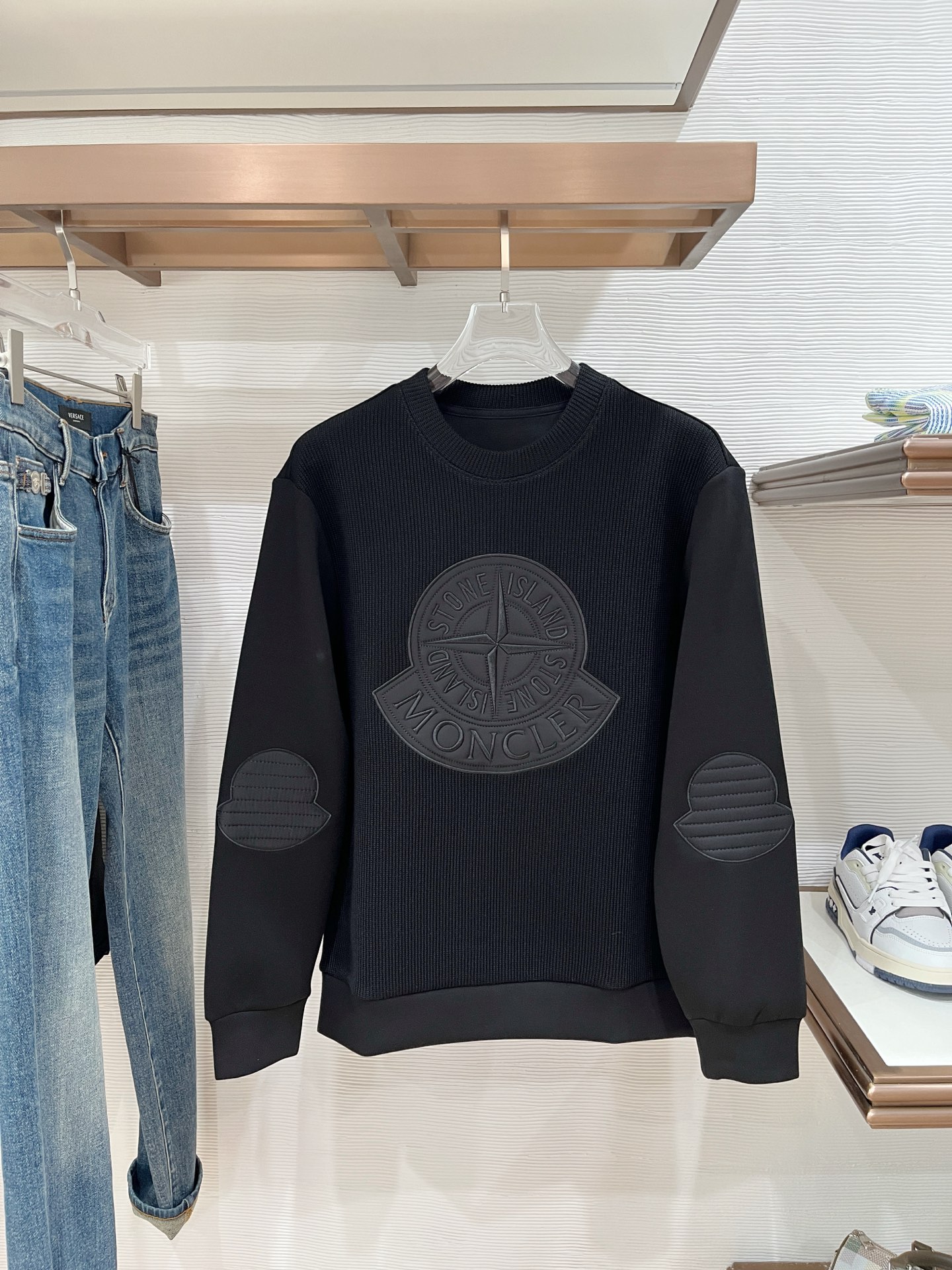 NO:547592,. .Painted 2025 Autumn and Winter 2025 Wool-blend pullover knit sweatshirt Geometric leather-patched pocket design Very highlighted, logo letter buttons Highlights in details The overall design is fashionable and gives a modern sense of tailoring, the neckline slightly fits the neck, making the overall upper body look younger and more fashionable. The fabric is made of customer-supplied wool blend material, which is easy to care for. The surface has a wool texture. The upper body is comfortable and warm, and it looks high-end. It also has a very crisp feeling. Color Black, brown, gray, code M-3XL, try on 172-148, wear L size slim feeling, Moncler, hoodie, sweatshirts, alexander wang19860909.蒙口 2025秋冬 羊毛混纺套头针织卫衣 几何拼皮的口袋设计 很有亮点,标志字母纽扣 细节上凸显质感 整体设计上身时尚而赋予现代气息感合体的剪裁,领口微微贴合颈部,让整体上身更显年轻时尚 , 面料采用客供定织羊毛混纺材质 有着易打理的特点 表面有着羊毛质感 上身舒适保暖 ,显高档的同时 又有很好挺括感 颜色 黑色 咖色 灰色 码数M-3XL 试穿172-148 穿L码修身感,,Moncler,hoodie,sweatshirts,alexander wang,Men's clothing